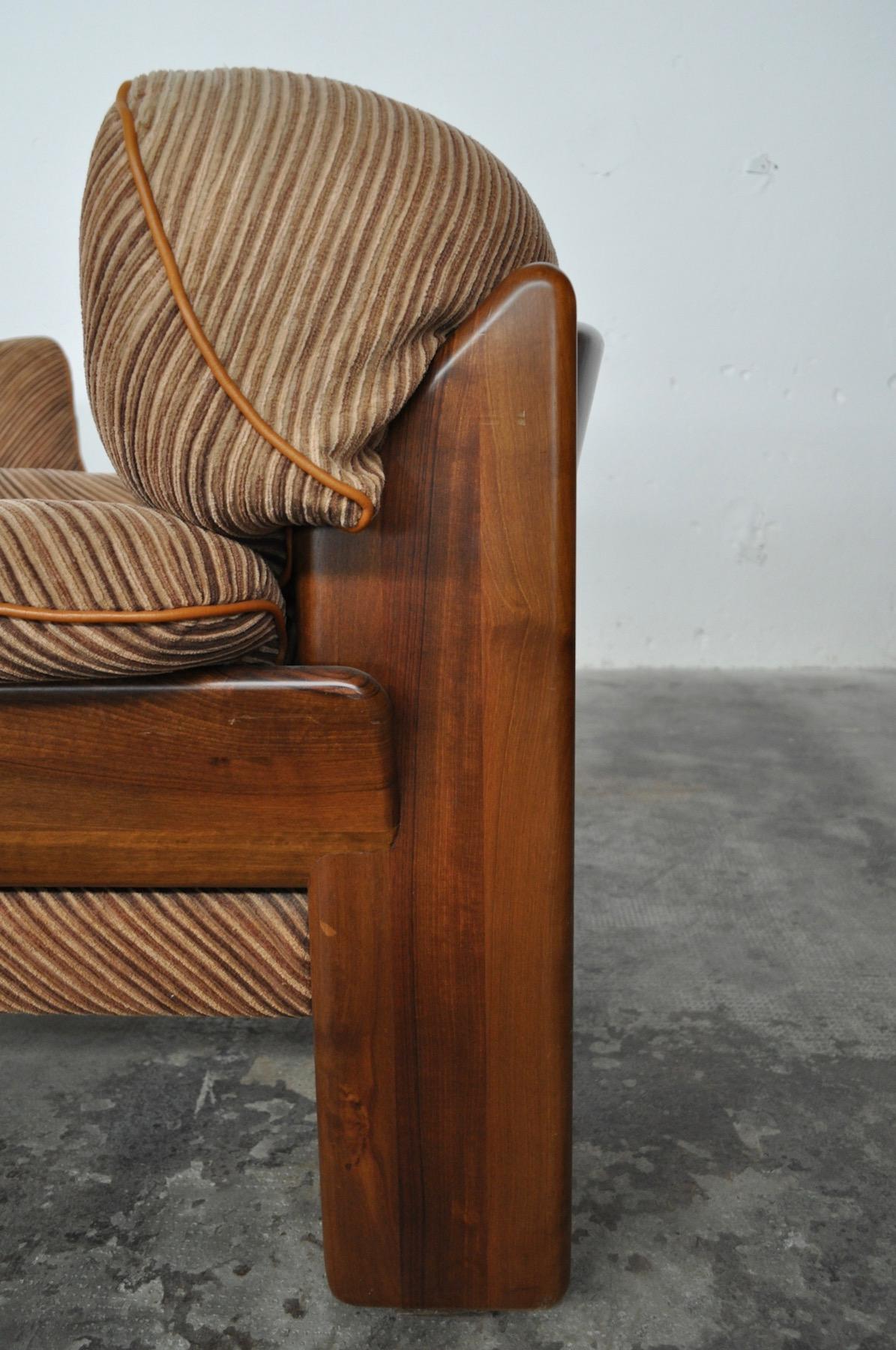 Late 20th Century Sofa and Armchairs in Walnut Wood by Mobil Girgi, 1970s For Sale
