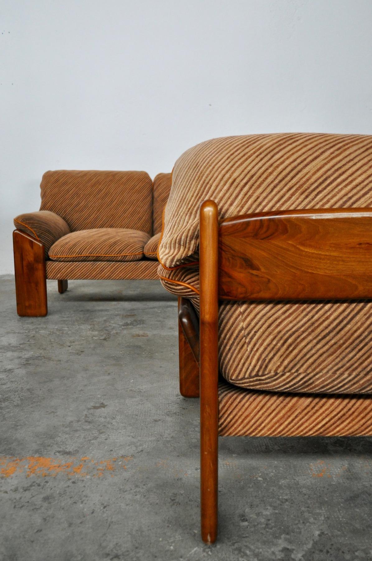 Sofa and Armchairs in Walnut Wood by Mobil Girgi, 1970s For Sale 3