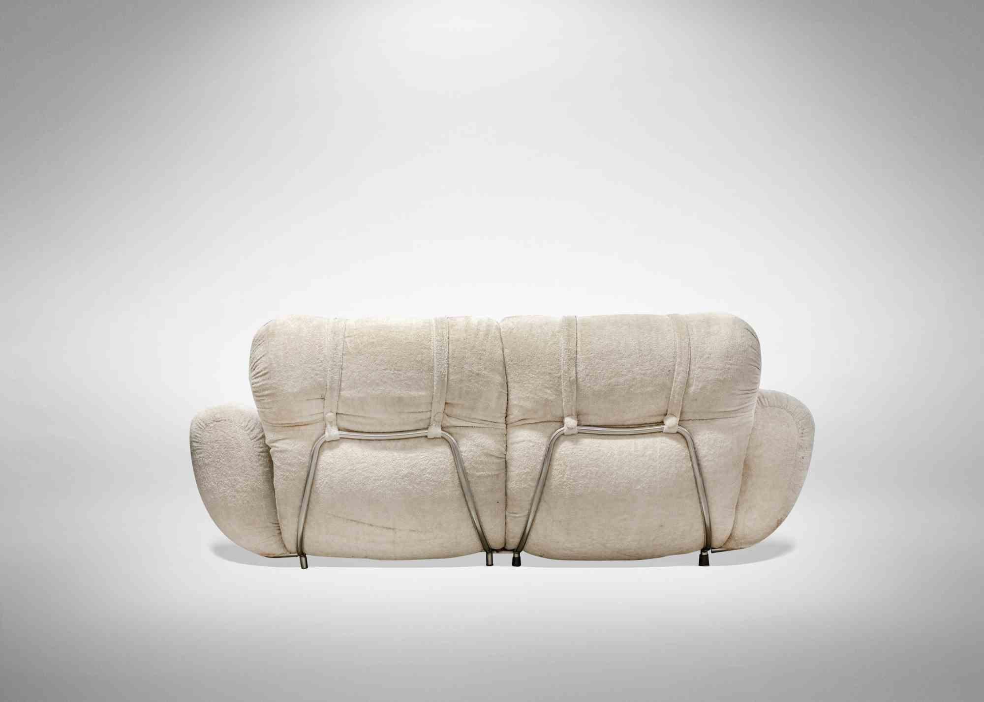Ensemble canapé et fauteuils, conçu et réalisé dans les années 1970, dans le style d'Adriano Piazzesi. Il est fabriqué en métal et en tissu. 

Très bon état.

Fauteuil, hauteur 90 cm, longueur 92 cm, profondeur

Coach, hauteur 90 cm, longueur