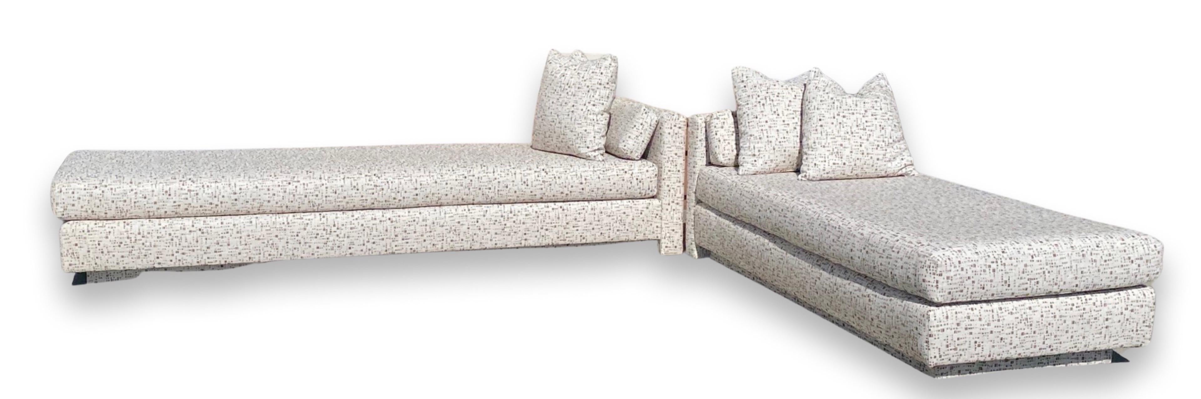 Sofa und Chaise aus modernem, geometrischem, neutralem Stoff im Stil von Steve Chase im Angebot 5