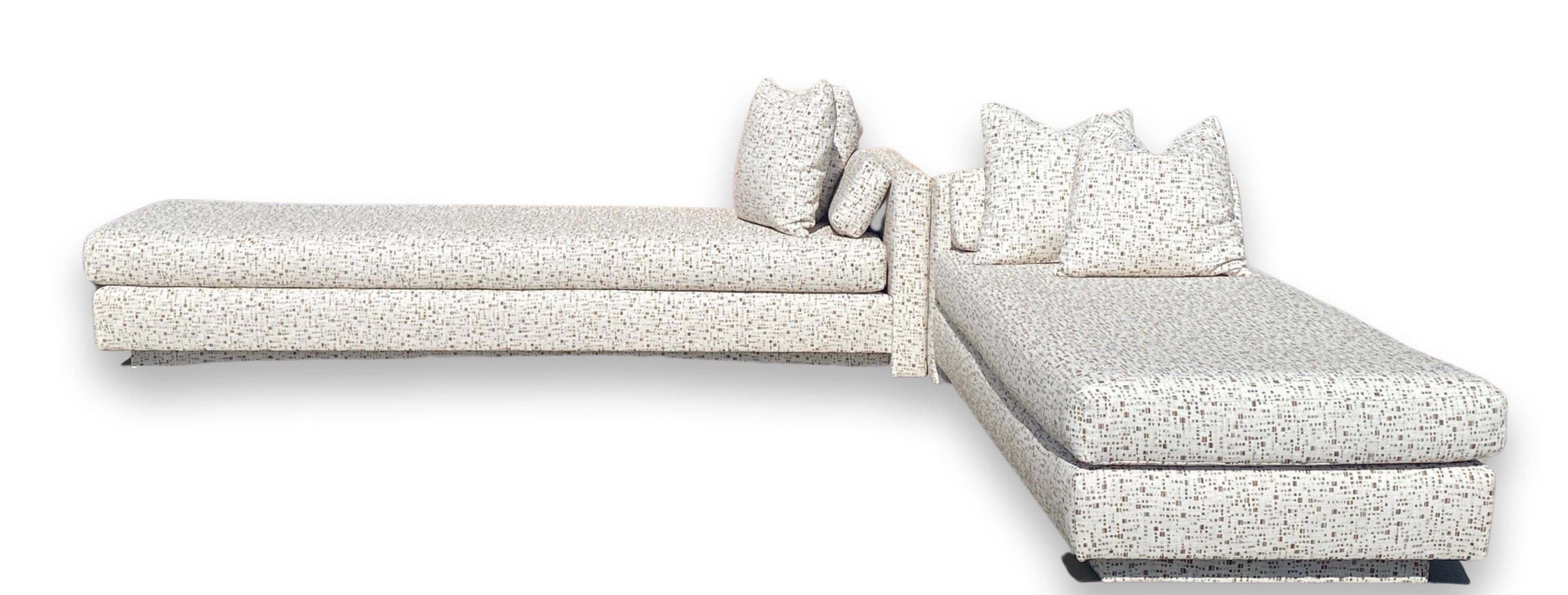 Ensemble canapé et chaise en tissu géométrique neutre moderne dans le style de Steve Chase en vente 5