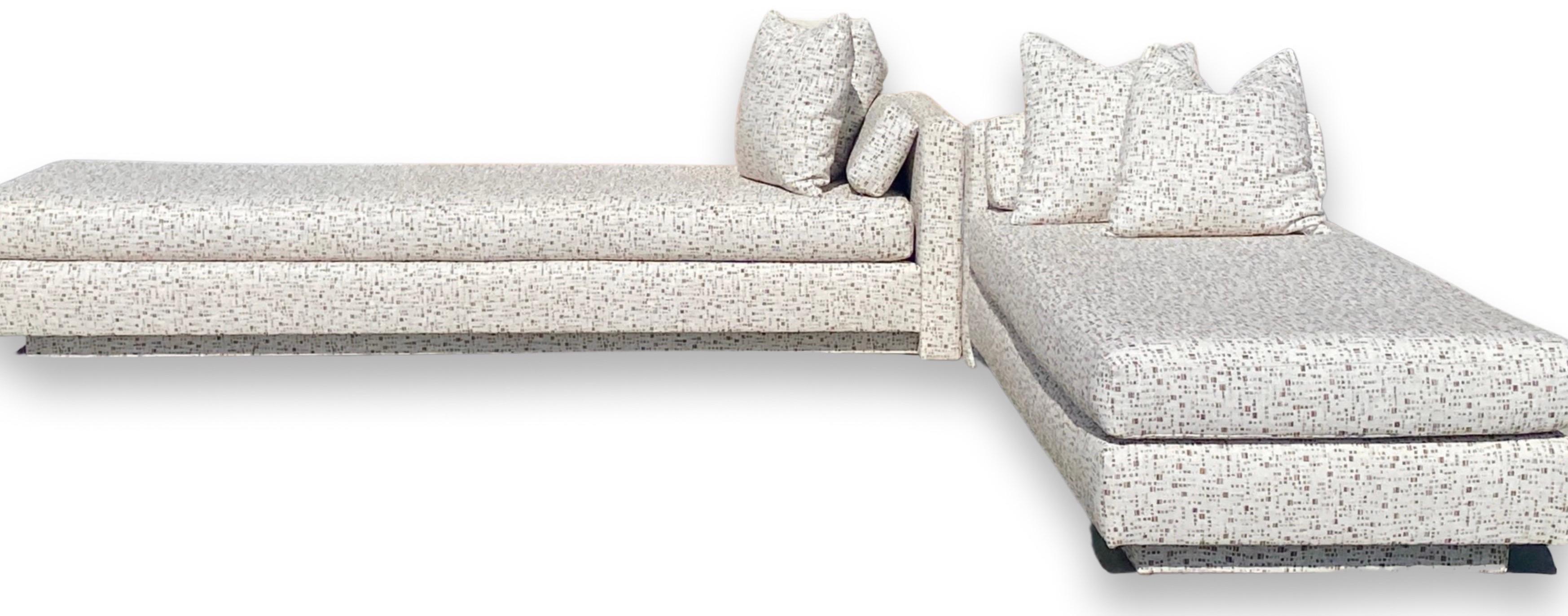 Ensemble canapé et chaise en tissu géométrique neutre moderne dans le style de Steve Chase en vente 6