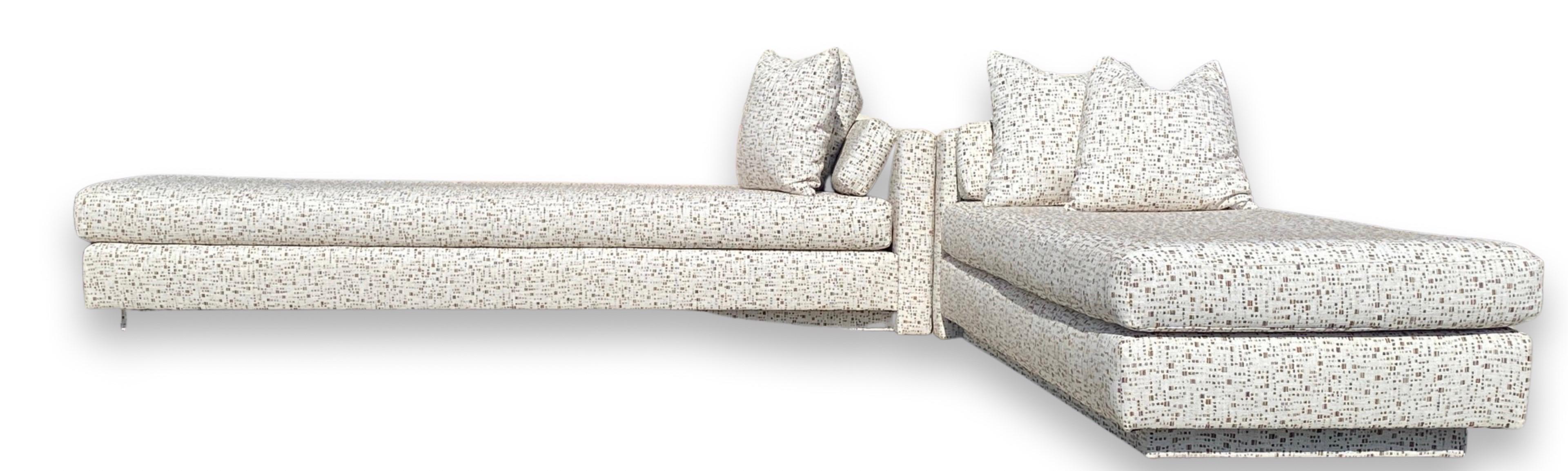 Ensemble canapé et chaise en tissu géométrique neutre moderne dans le style de Steve Chase en vente 8