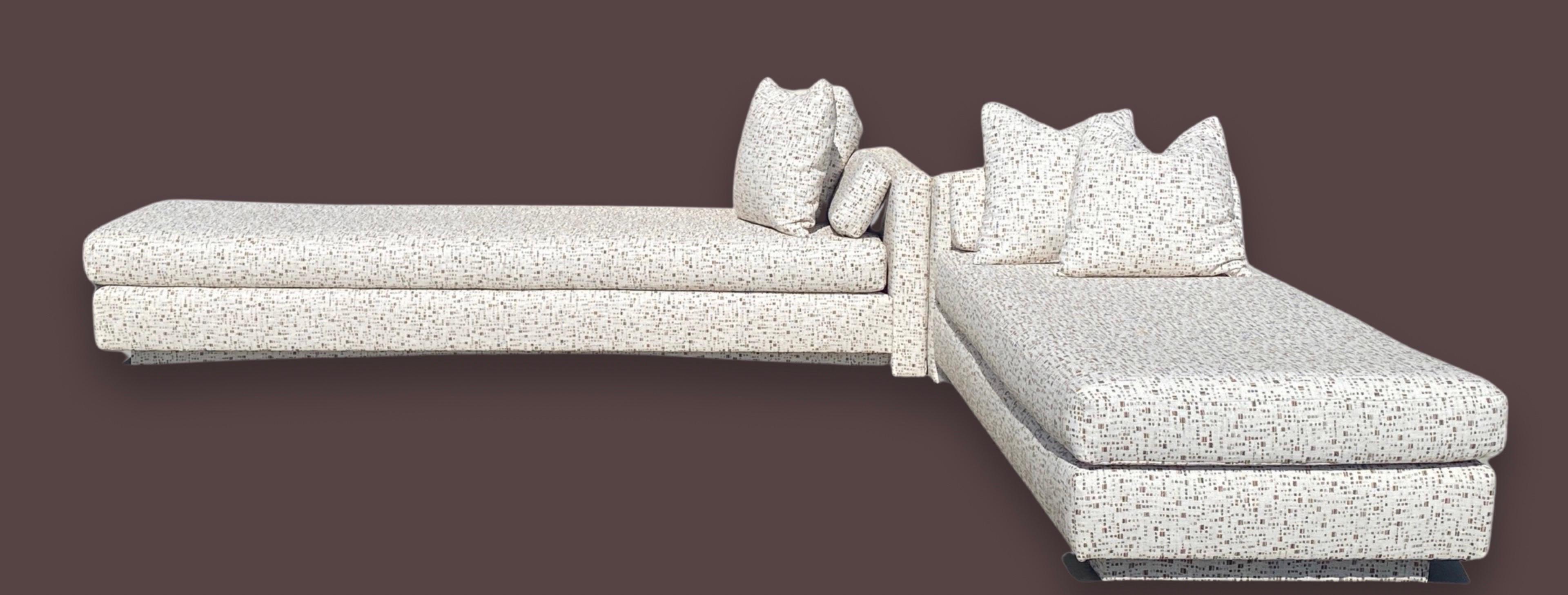 Moderne Ensemble canapé et chaise en tissu géométrique neutre moderne dans le style de Steve Chase en vente