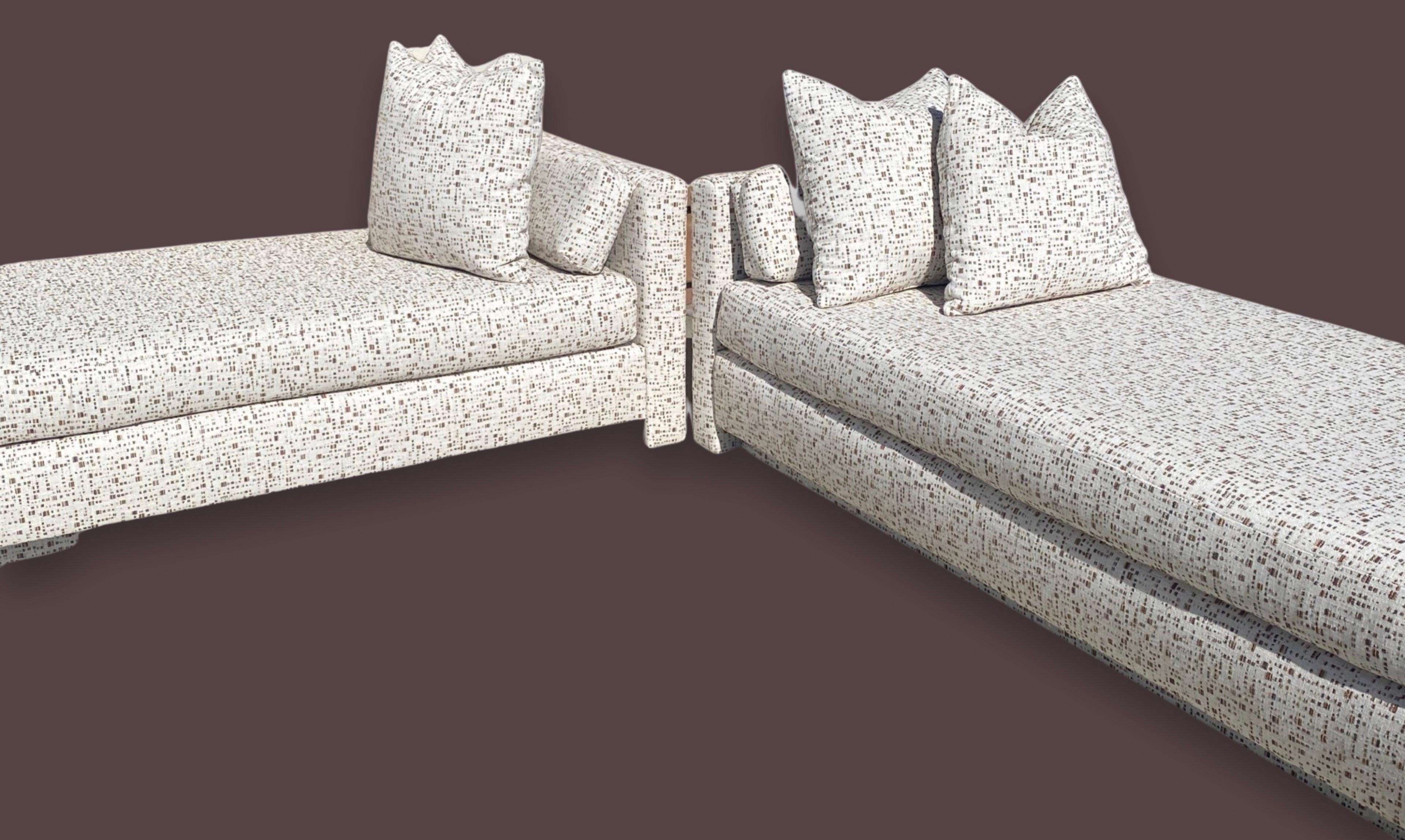Sofa und Chaise aus modernem, geometrischem, neutralem Stoff im Stil von Steve Chase (amerikanisch) im Angebot
