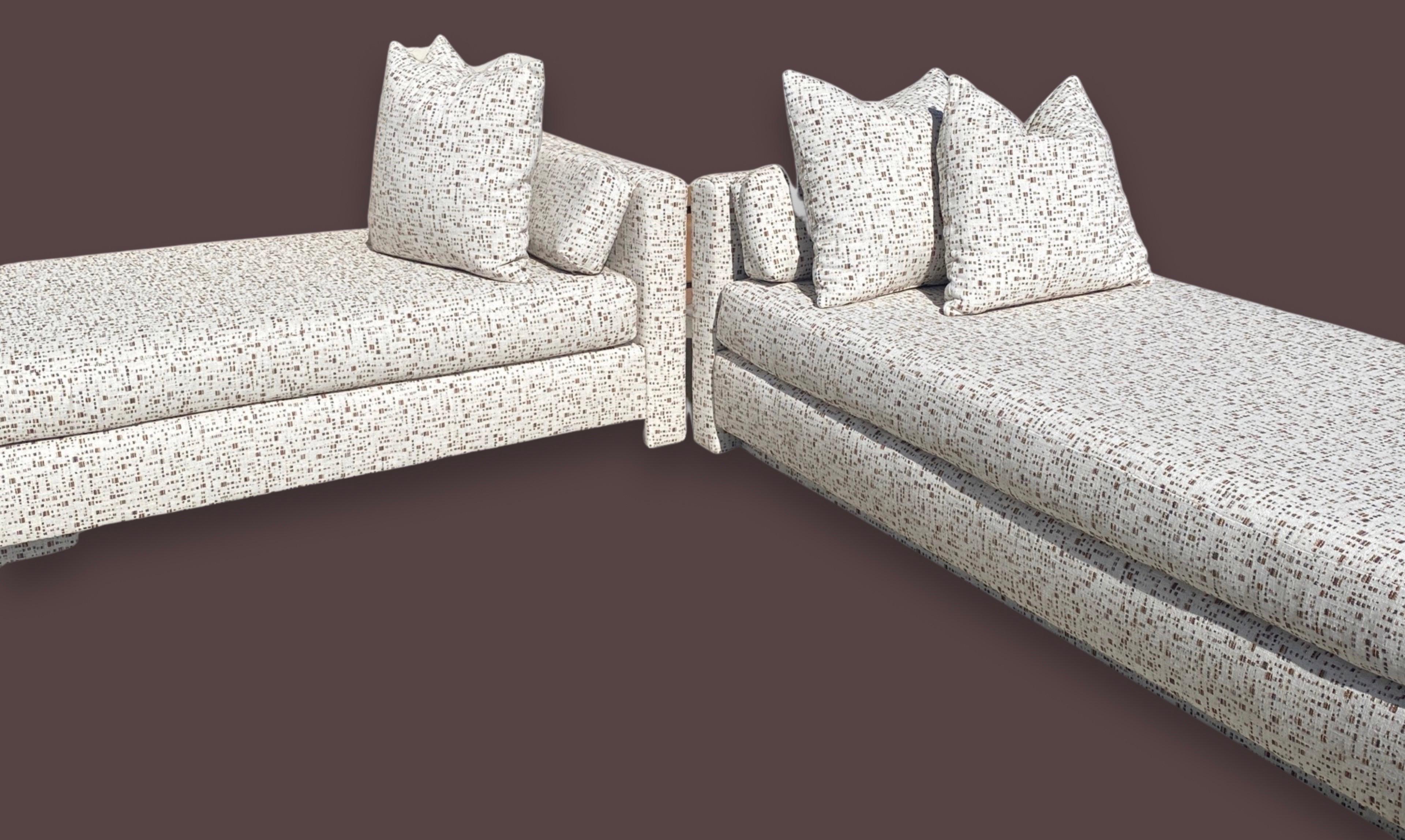 Sofa und Chaise aus modernem, geometrischem, neutralem Stoff im Stil von Steve Chase (Handgefertigt) im Angebot