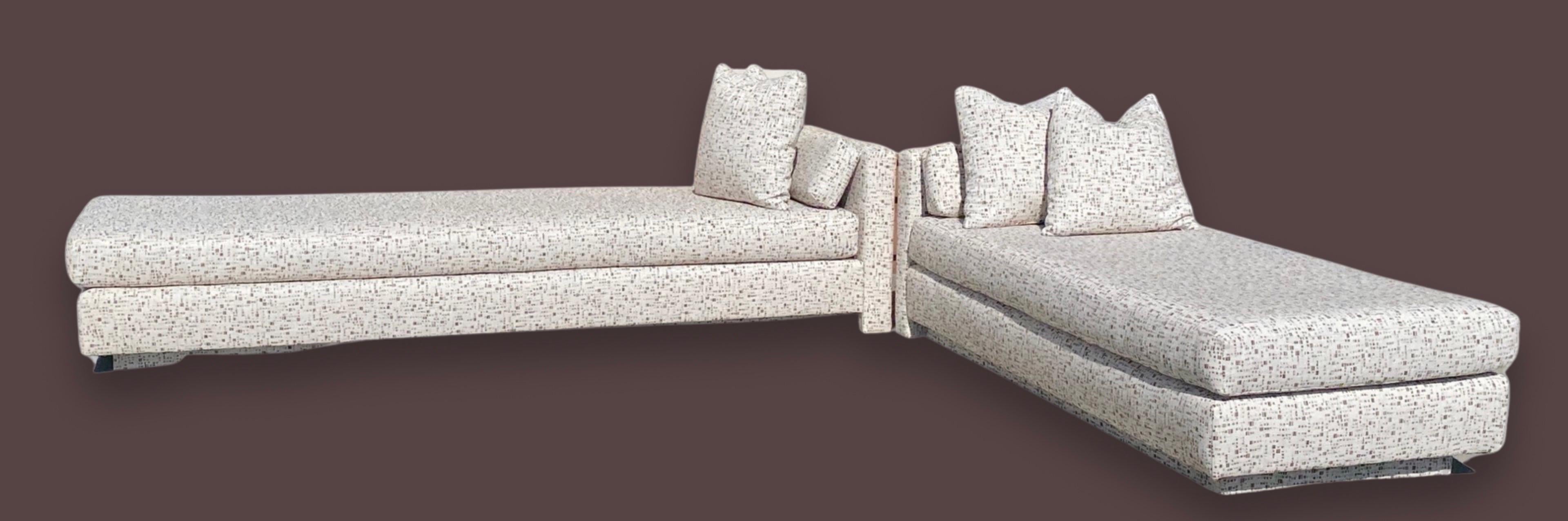 Sofa und Chaise aus modernem, geometrischem, neutralem Stoff im Stil von Steve Chase (21. Jahrhundert und zeitgenössisch) im Angebot