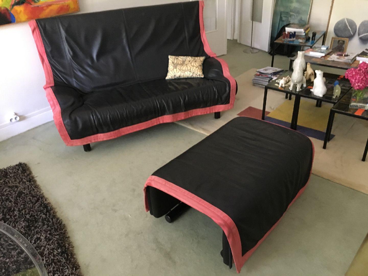 Sofa and ottoman
by Vico Magistretti
for Cassina
Black leather and red strap
Measures: Sofa width 171 cm
Ottoman width 103 cm,
circa 1990.
1500 Euros the two pieces.