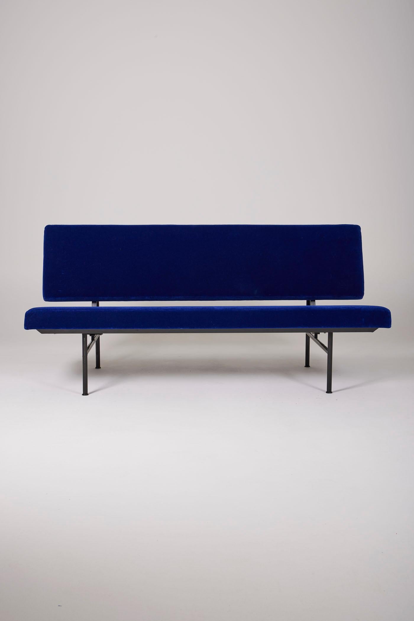 Canapé 2 places du designer André Robert Cordemeyer pour Gispen, des années 1960. Le cadre est en métal laqué noir. Le dossier et l'assise ont été retapissés en velours bleu. En parfait état.
DV376
