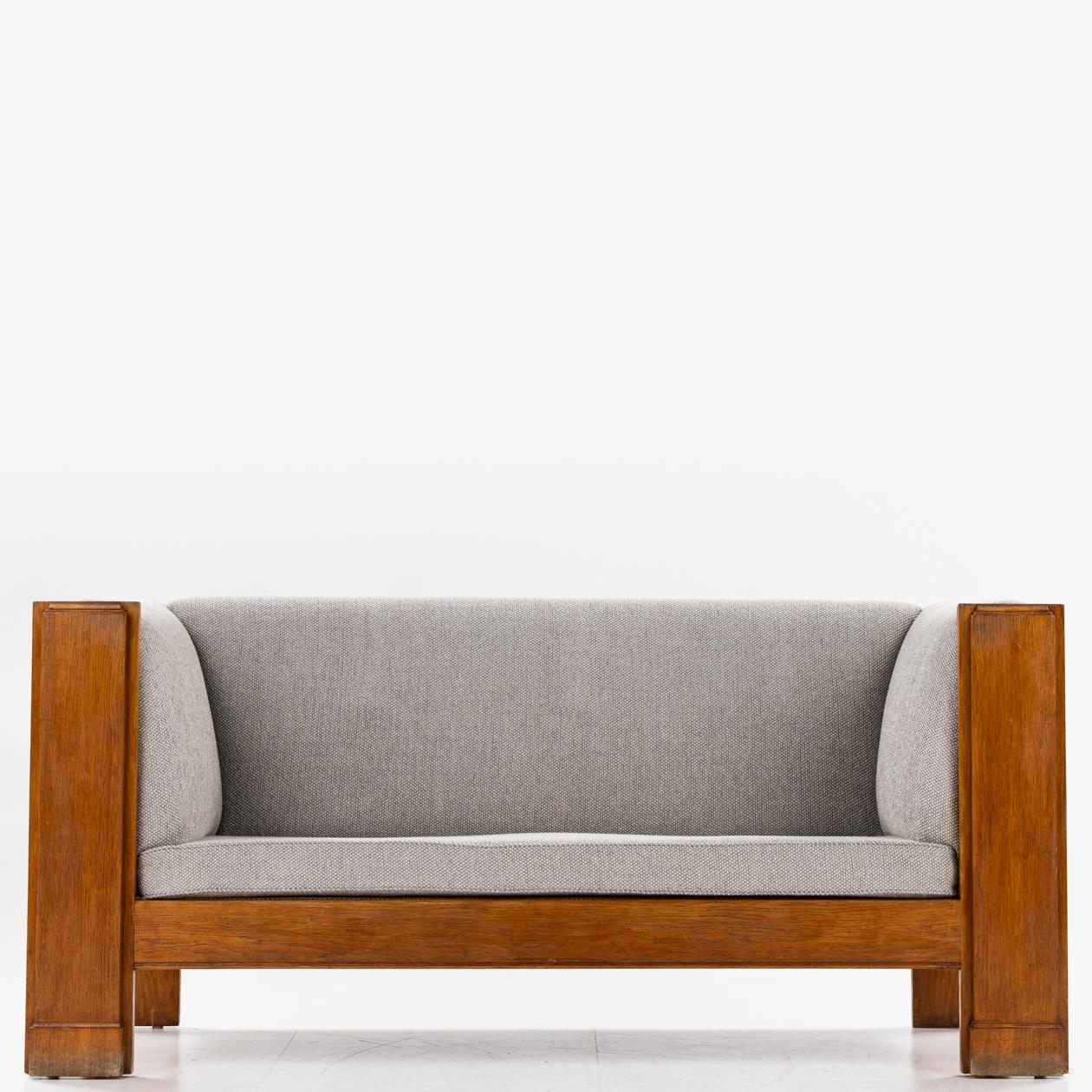 Sofa attributed to Frits Henningsen In Good Condition For Sale In Copenhagen, DK