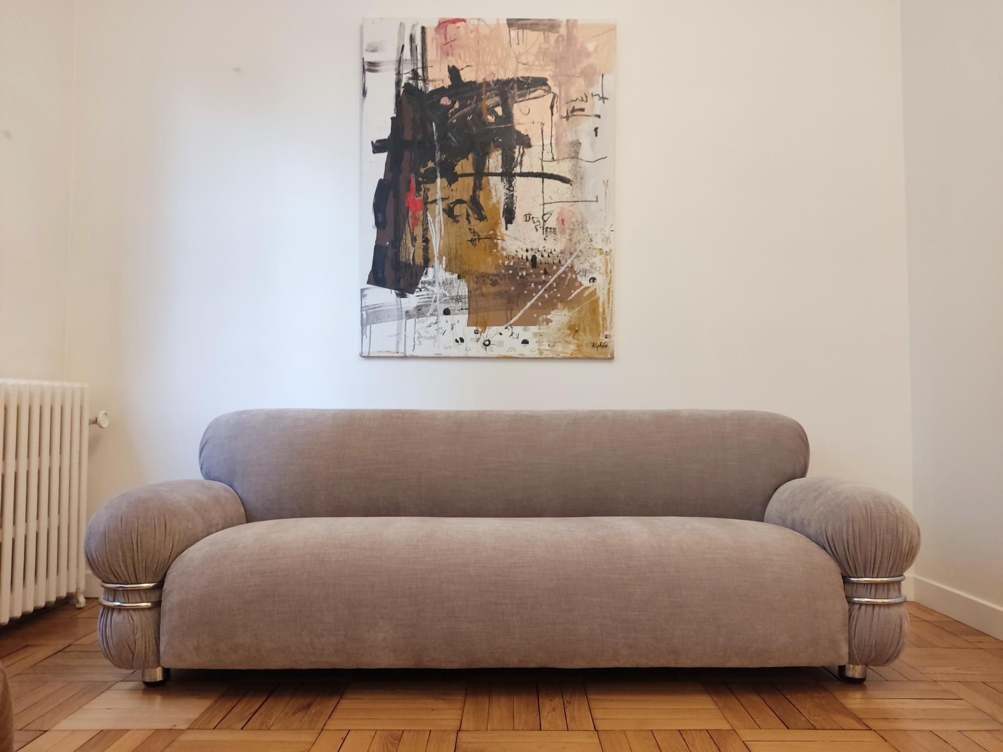 Dreisitzer-Sofa, neu gepolstert mit taupefarbenem Stoff - Italien 70er Jahre 
 


