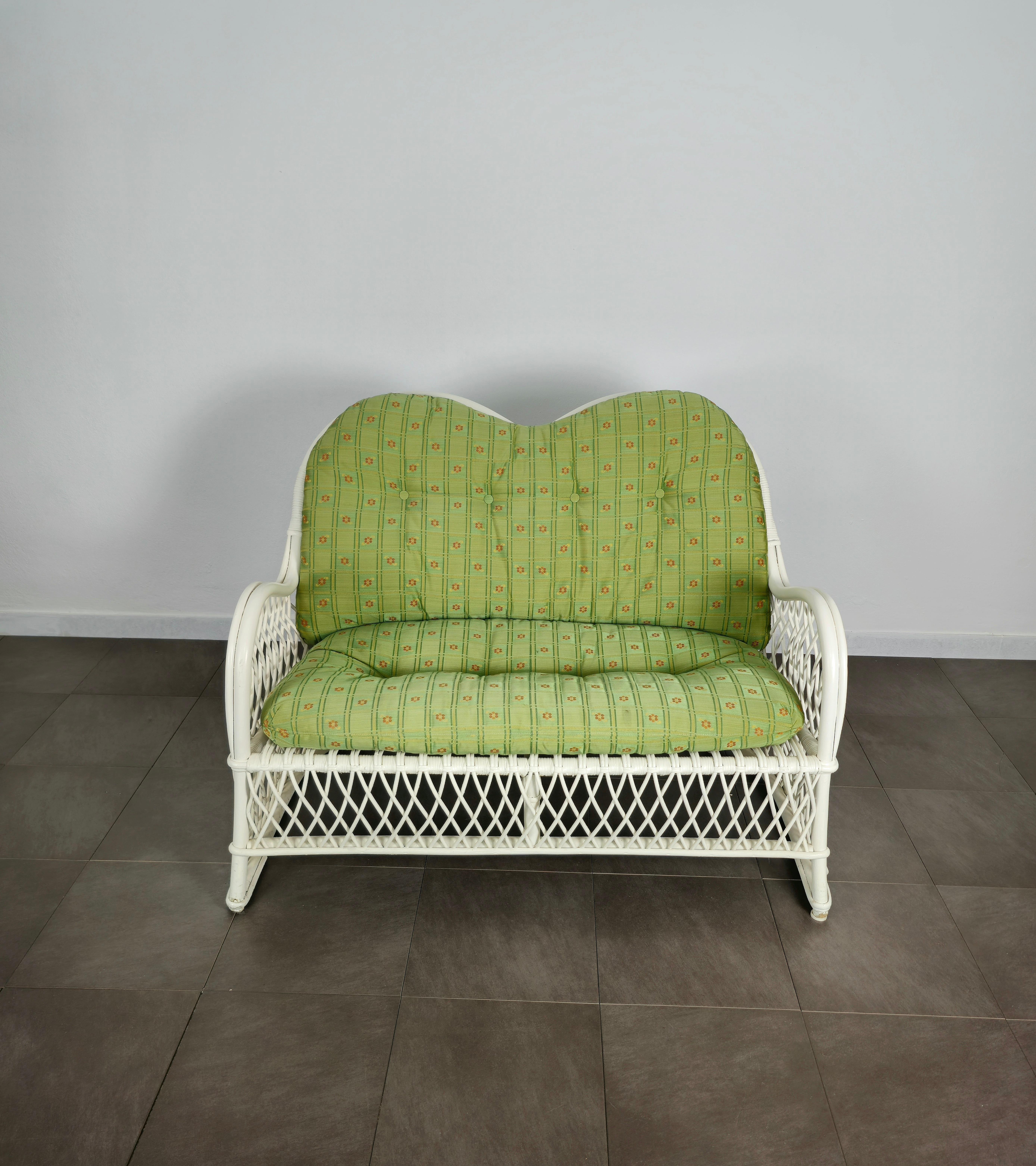 Zweisitziges Sofa, das Vivai del sud zugeschrieben wird und in den 170er Jahren in Italien hergestellt wurde.
Das Sofa wurde aus Bambus und weiß emailliertem, geflochtenem Rattan mit grün gemusterten Stoffpolstern hergestellt.




Hinweis: Wir