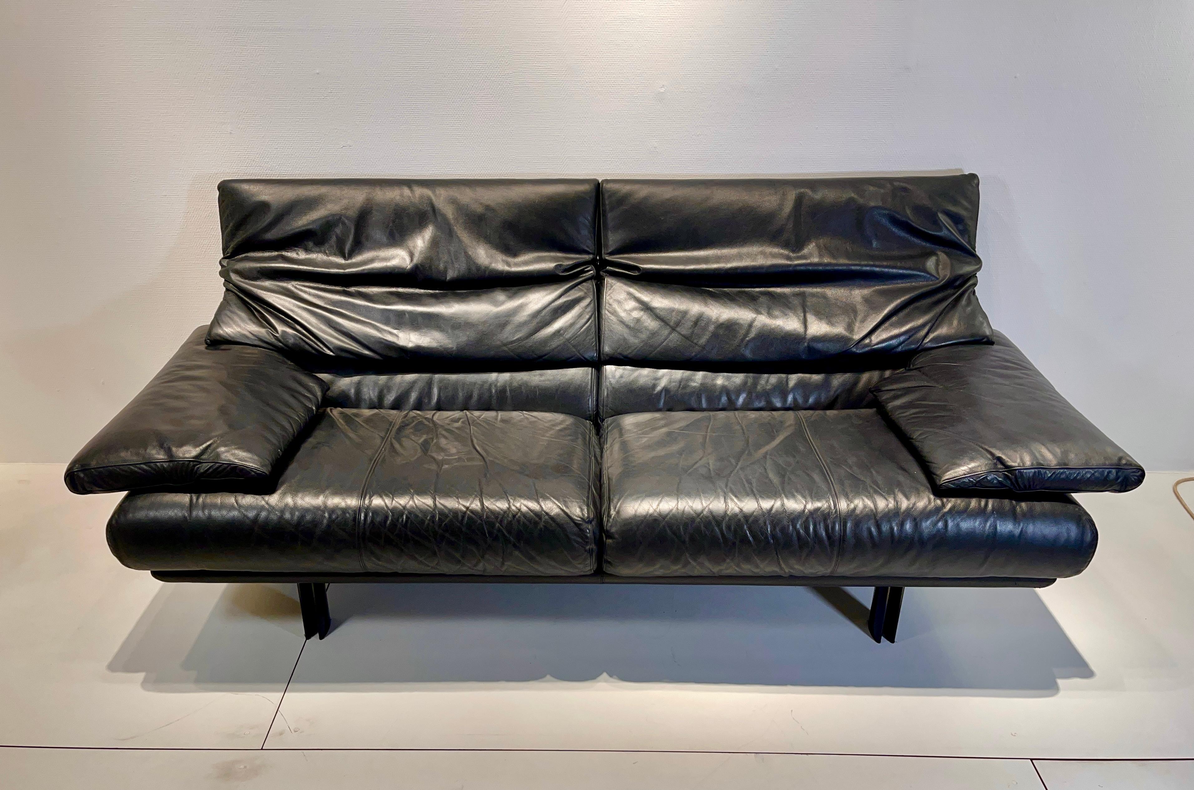 Original vintage B&B Italia sofa in very good condition.

It concerns the very rare 3 seat (210 cm) in very high-quality, supple Perle leather, colour black, with back and armrests that can be set in 5 positions and legs of black coated