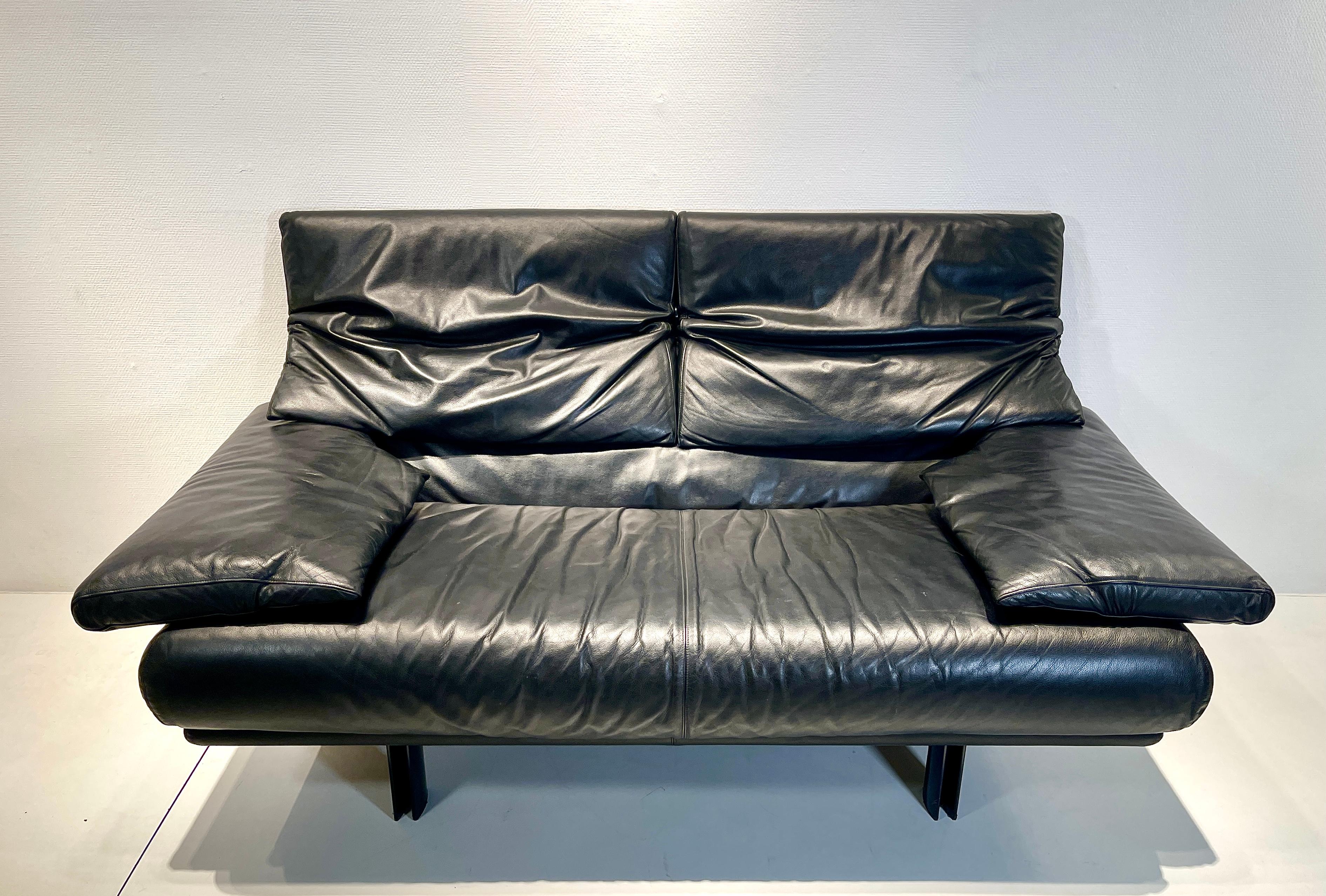 Original vintage B&B Italia sofa in very good condition.

It concerns the very rare 2 seat (170 cm) in very high-quality, supple Perle leather, colour black, with back and armrests that can be set in 5 positions and legs of black coated