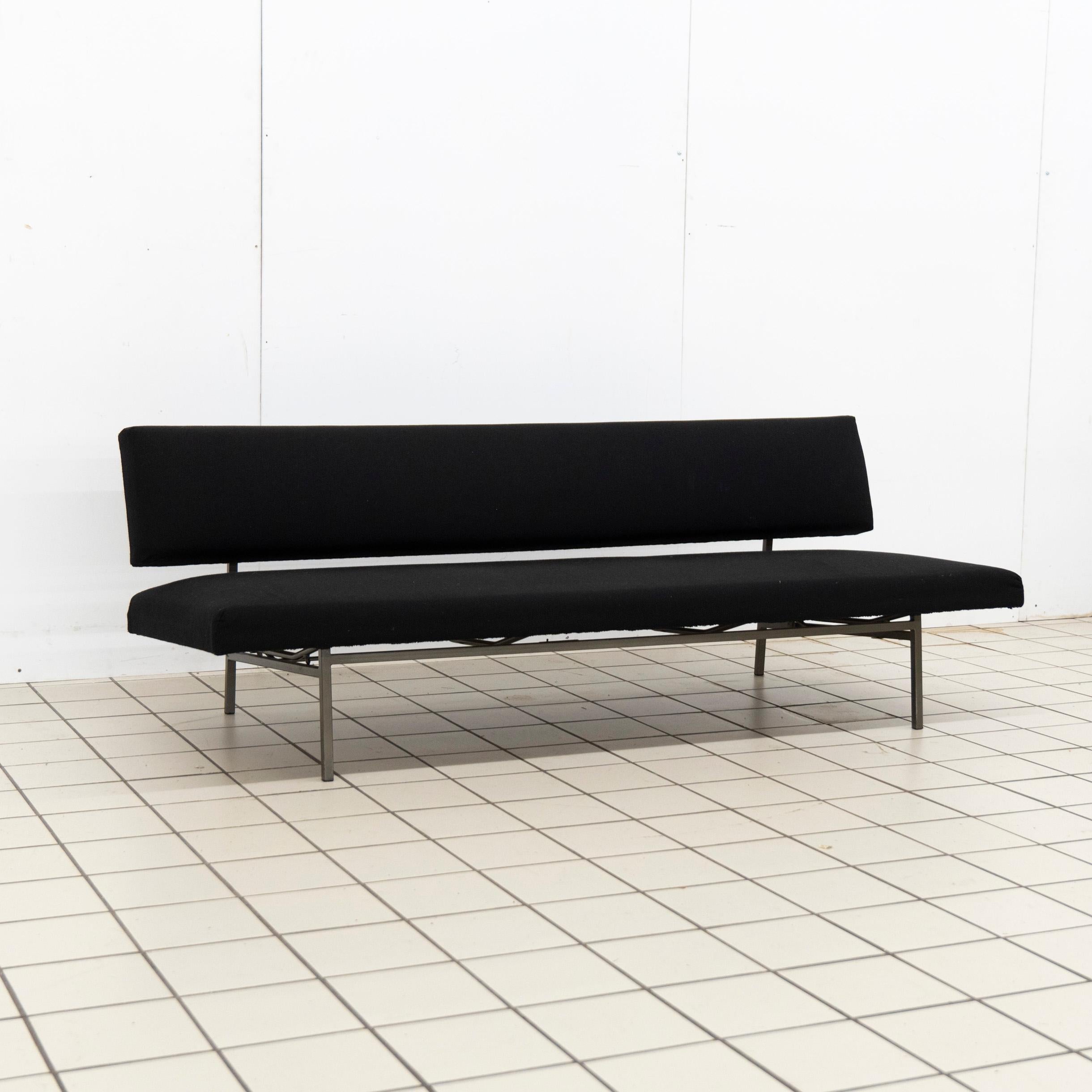 Cet élégant canapé-lit de Gijs van der Sluis est fabriqué dans un tissu noir durable et reste en bon état. Le canapé peut être transformé en lit sans effort d'un simple mouvement, alliant ainsi fonctionnalité et style.

Gijs van der Sluis était un