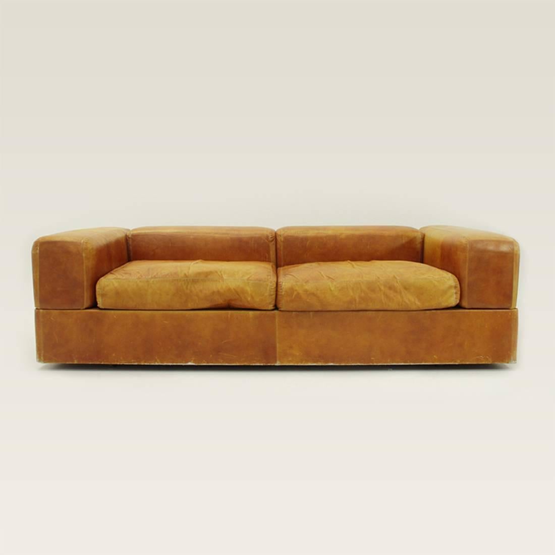 Sofa produced in the 1960s by Cinova based on a project by Tito Agnoli.
Wooden structure padded and lined in brown leather.
Folding armrests and backrests with white laminate top.
Support bars of the armrests and of the back in steel.
Metal bed