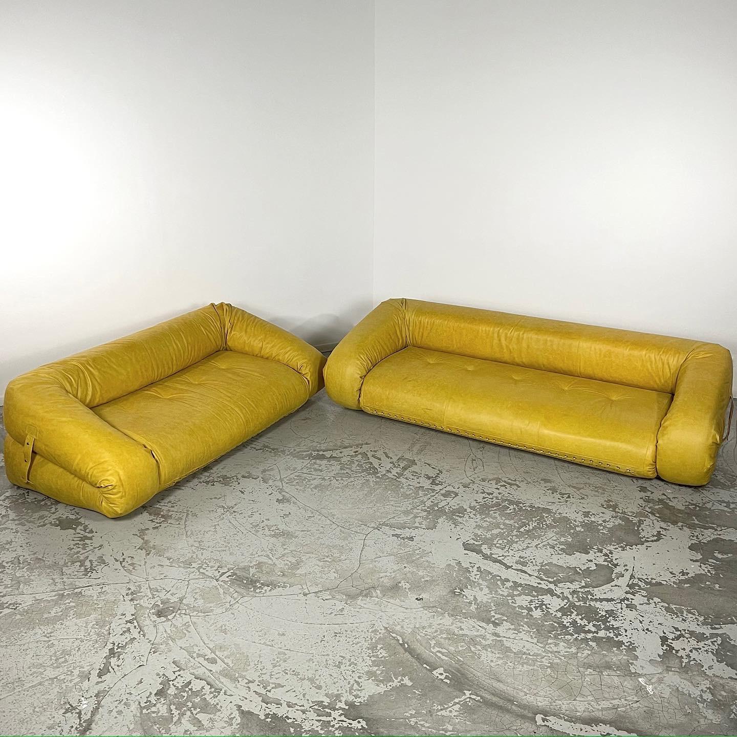 Designed in 1970, the Anfibio sofa bed is defined by critics around the world as the “art piece sofa”. This piece of furniture is characterized by
generous dimensions, enveloping shapes that invite to relaxation, comfort and sharing. This models