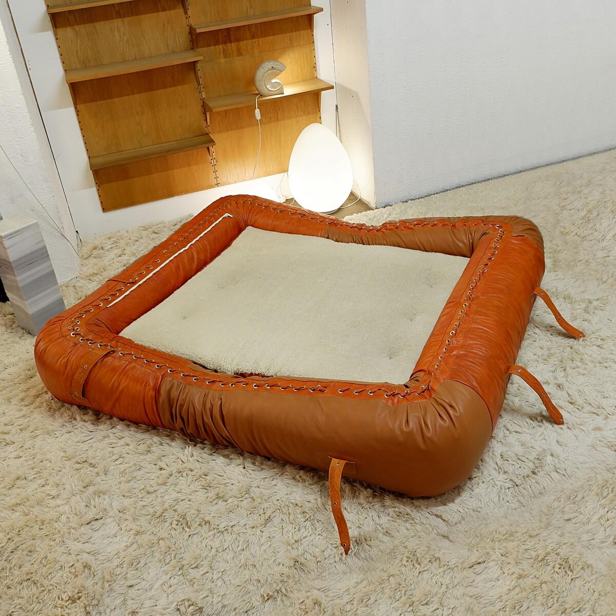 Das Sofa Anfibio, das Alessandro Becchi um 1971 für Giovannetti entwarf, ist eine Designikone, die die innovative Essenz und Vielseitigkeit der Möbel der 1970er Jahre verkörpert.
Unglaublich schön, sowohl als Sofa als auch als Bett.
Der Lederbezug
