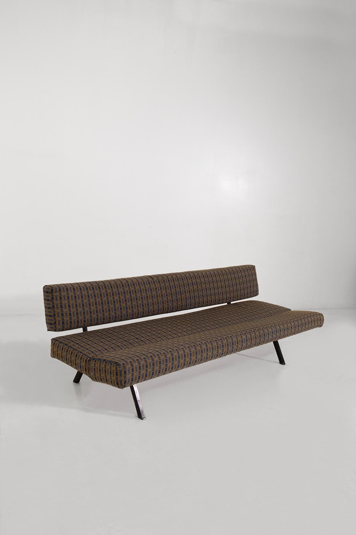 Dieses elegante Sofa, das in den 1960er Jahren von Rito Valla für IPE Bologna entworfen wurde, stellt eine perfekte Verschmelzung von Design und Funktionalität dar. Mit einer einfachen Bewegung lässt sich das Sofa in ein bequemes Bett verwandeln und