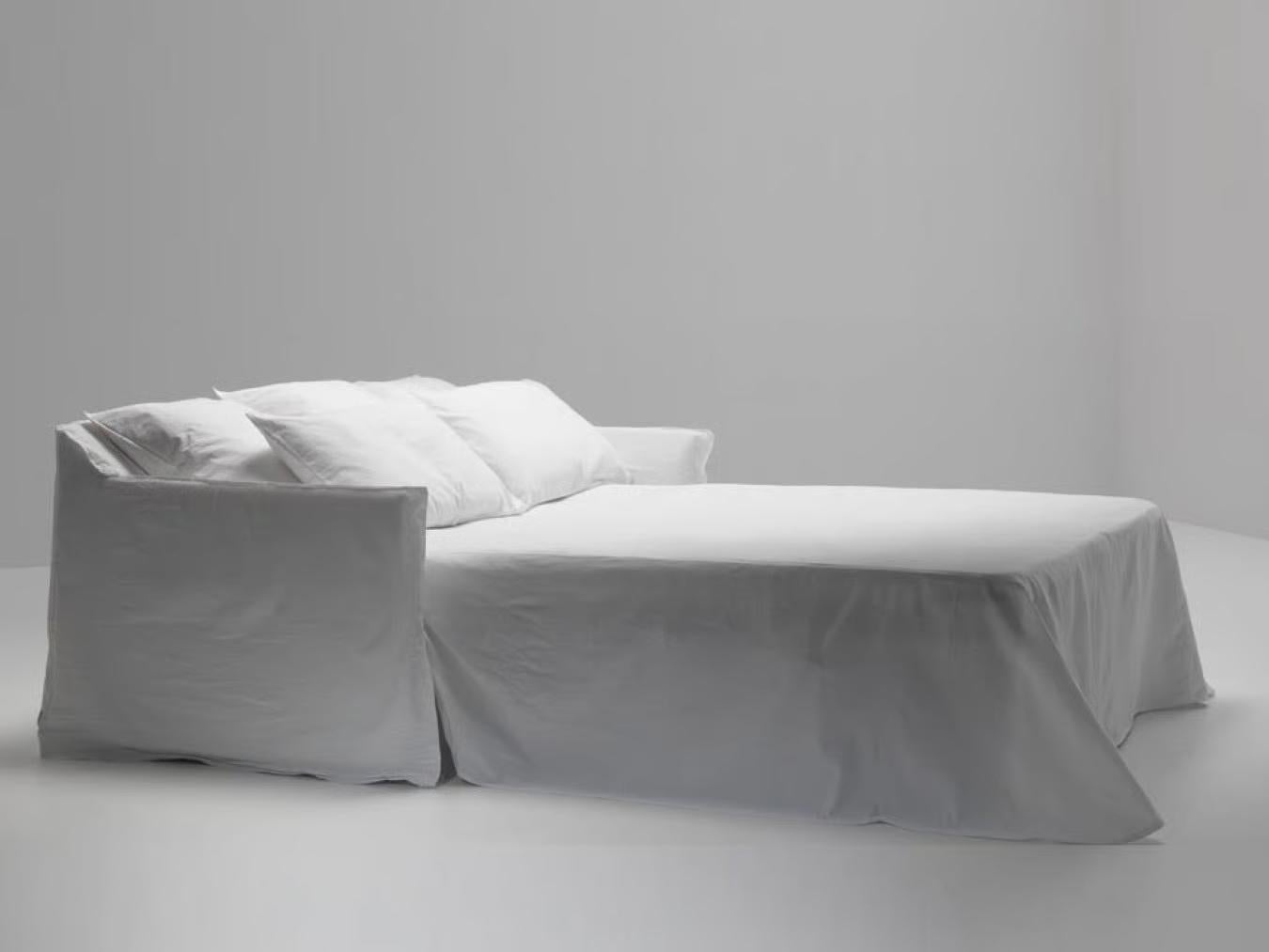 Gervasoni Ghost 15 - Schlafsofa
Entwurf: Paola Navone

Ghost 15 ist ein elegantes und funktionelles Schlafsofa aus der vielseitigen Ghost-Kollektion. Der Rahmen aus Mehrschicht- und Massivholz mit elastischen Gurten sorgt für Langlebigkeit und