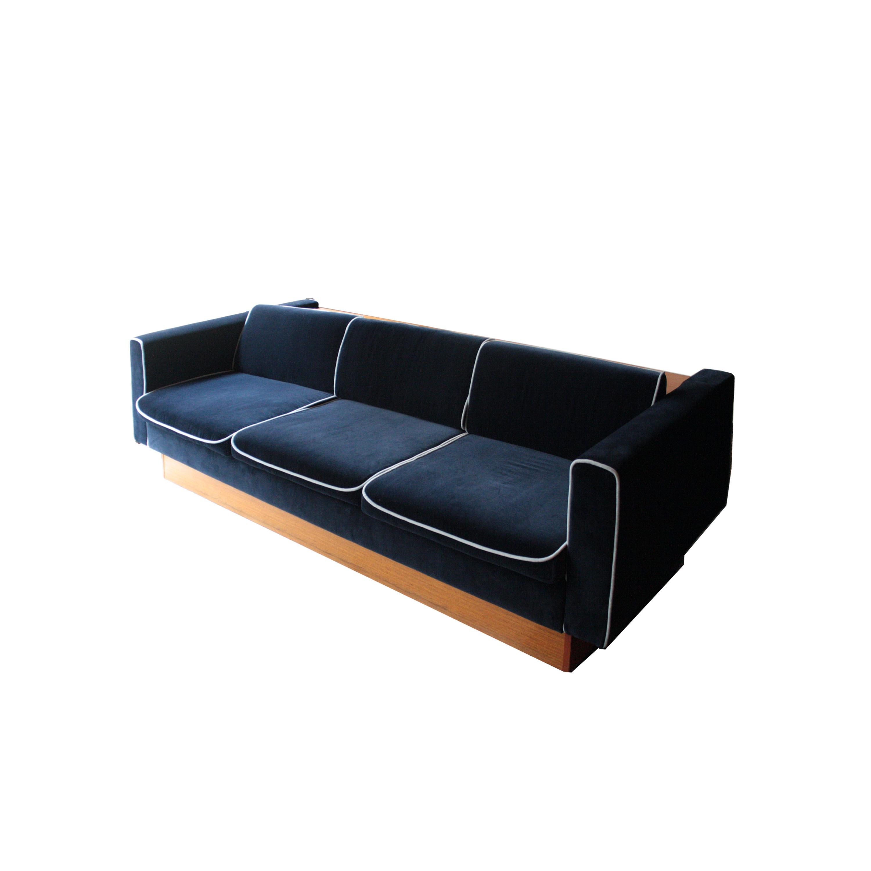 Sofa bed with solid oakwood structure, upholstered in cotton velvet.
 