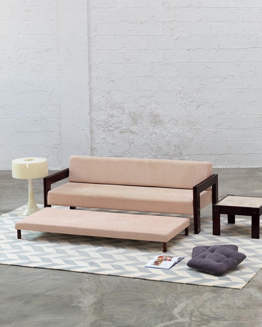 An impressive and fully functional example of the iconic MP85 sleeper sofa by Percival Lafer, designed in 1971. This piece includes the original pull-out bed—a rare feature among existing models.

The frame is crafted from solid jatobá wood, a