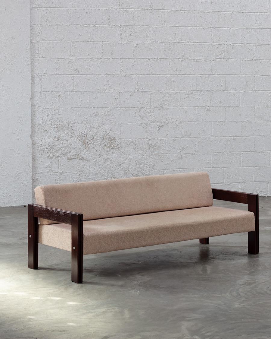 Mid-Century Modern sofa bed with daybed, MP-85 design by Percival Lafer, 1970. For Sale