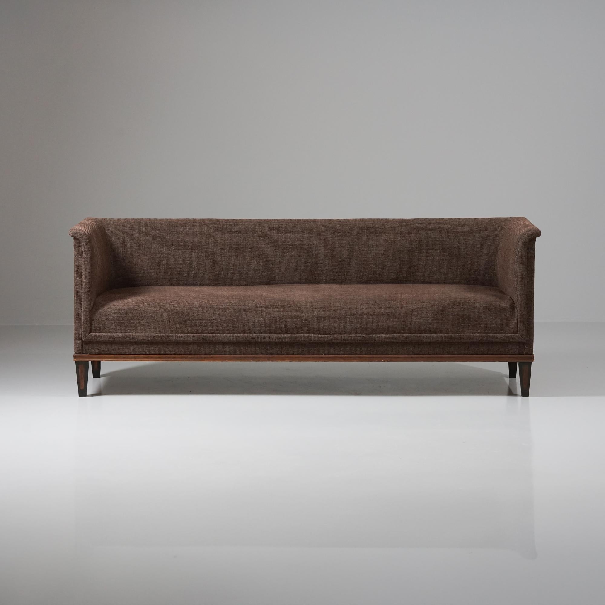 Sofá, diseñado por Birger Hahl, fabricado por A. Salmi Huonekalutehdas, Finlandia, años 30. Estructura de fresno teñido, tapicería de tejido de lana. Buen estado vintage, pátina y desgaste acordes con la edad y el uso. 
El sofá se encargó para la