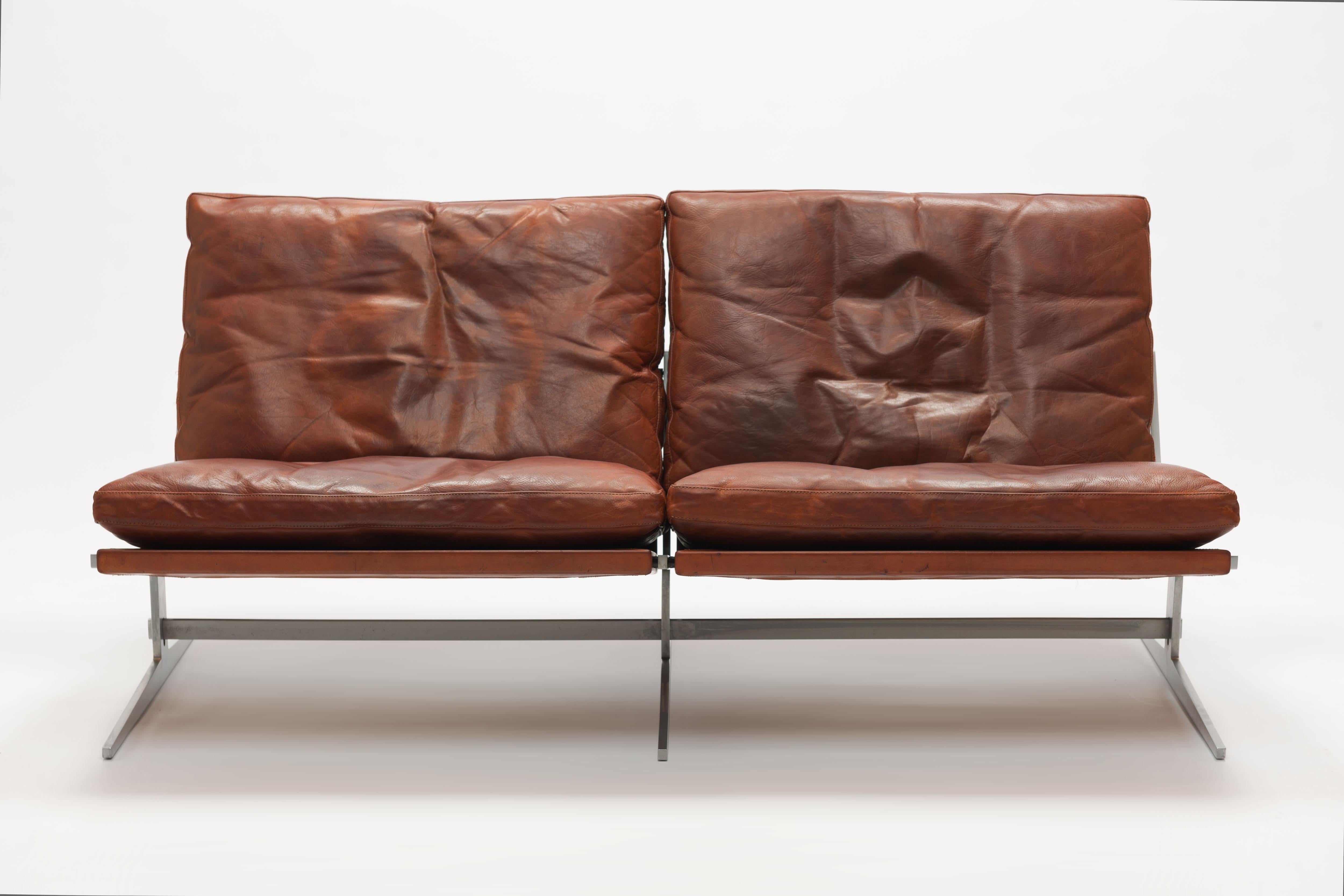 Beau canapé en cuir cognac modèle BO-562 des designers danois Jørgen Kastholm & Preben Fabricius:: exécuté au milieu des années 1960 par BO-Ex Danemark. 
Un design très confortable:: grâce aux coussins remplis de duvet:: avec des lignes très nettes