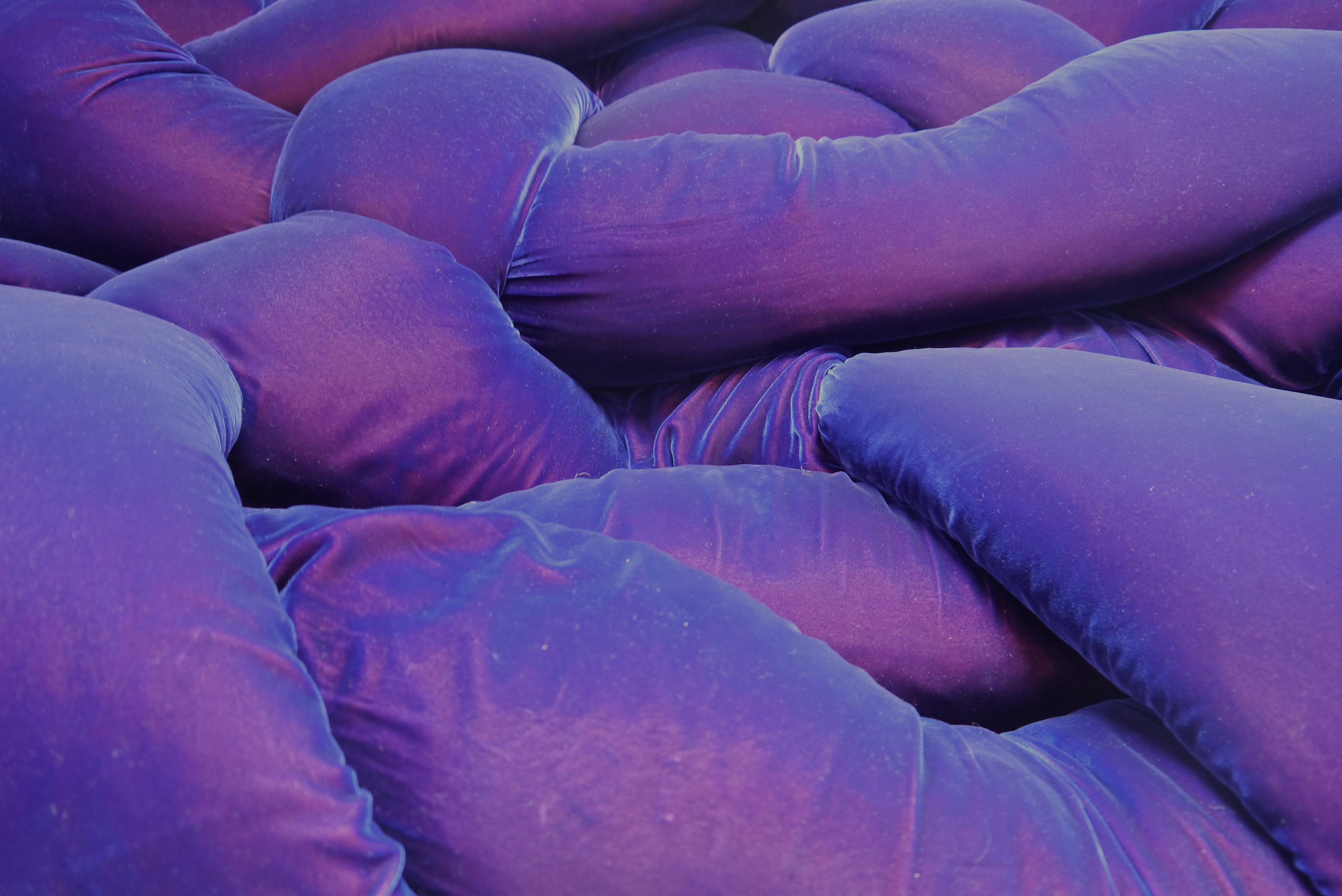 Softly woven, Boa resembles a large nest that also holds many people – lying down, sitting or curled up - who can also crawl inside the weave to feel even more protected. With no frame, it consists of about 100 meters of tubular velvet filled with