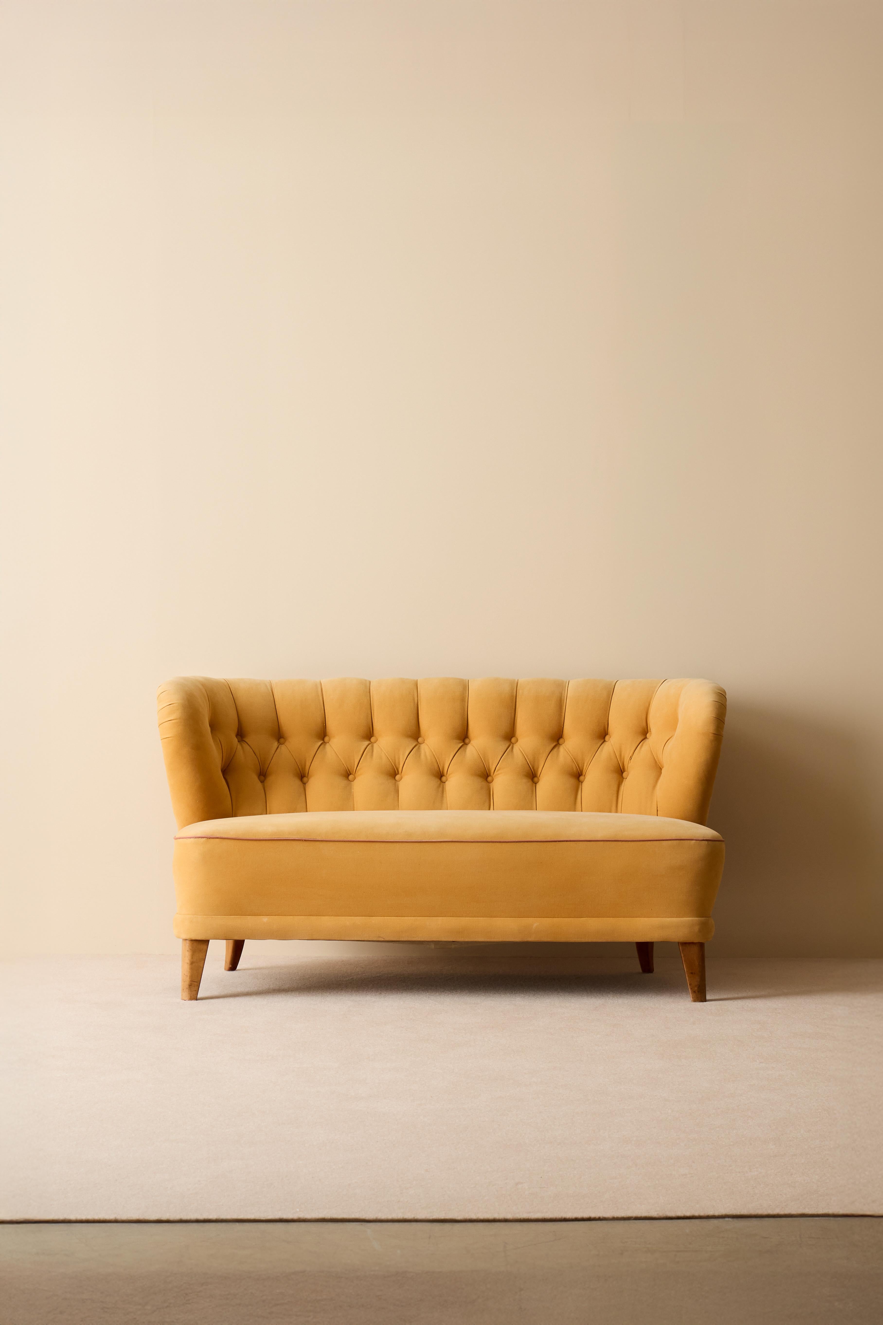 Canapé moderne suédois en tissu jaune. Bon état, petits signes d'utilisation. 
Vendu en Suède par le détaillant Gösta Jonsson, années 1940.

