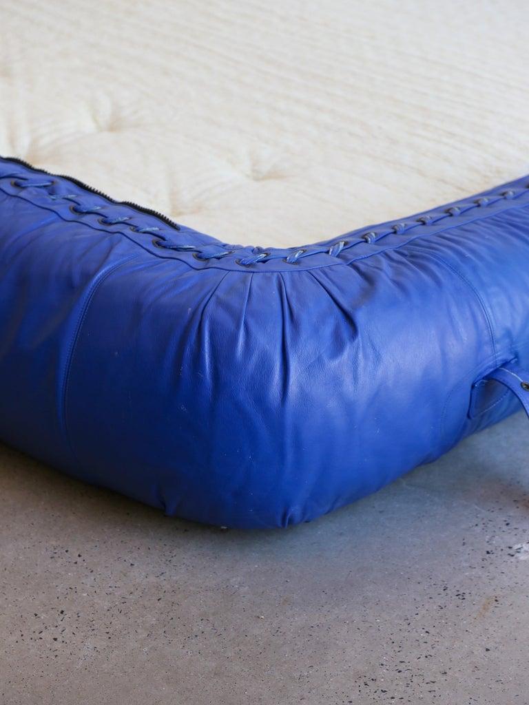 Canapé Alessandro Becchi pour Giovannetti Collezioni en cuir bleu en vente 4