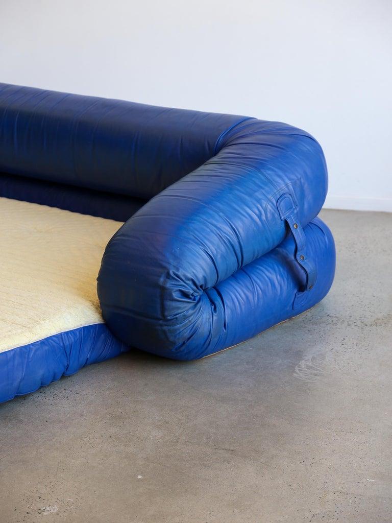 Canapé Alessandro Becchi pour Giovannetti Collezioni en cuir bleu en vente 5