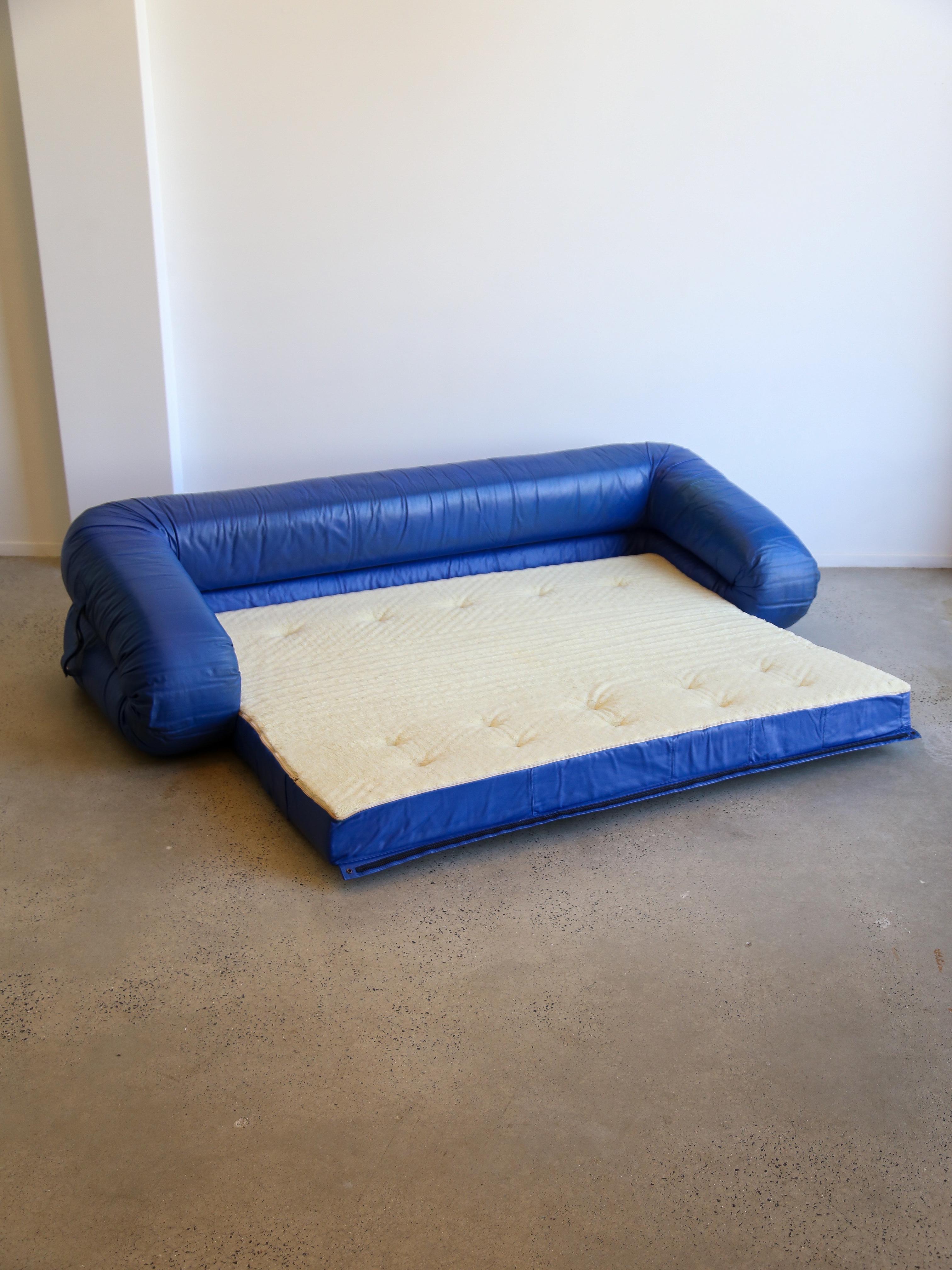 Sofa by Alessandro Becchi for Giovannetti Collezioni in Blue Leather For Sale 7