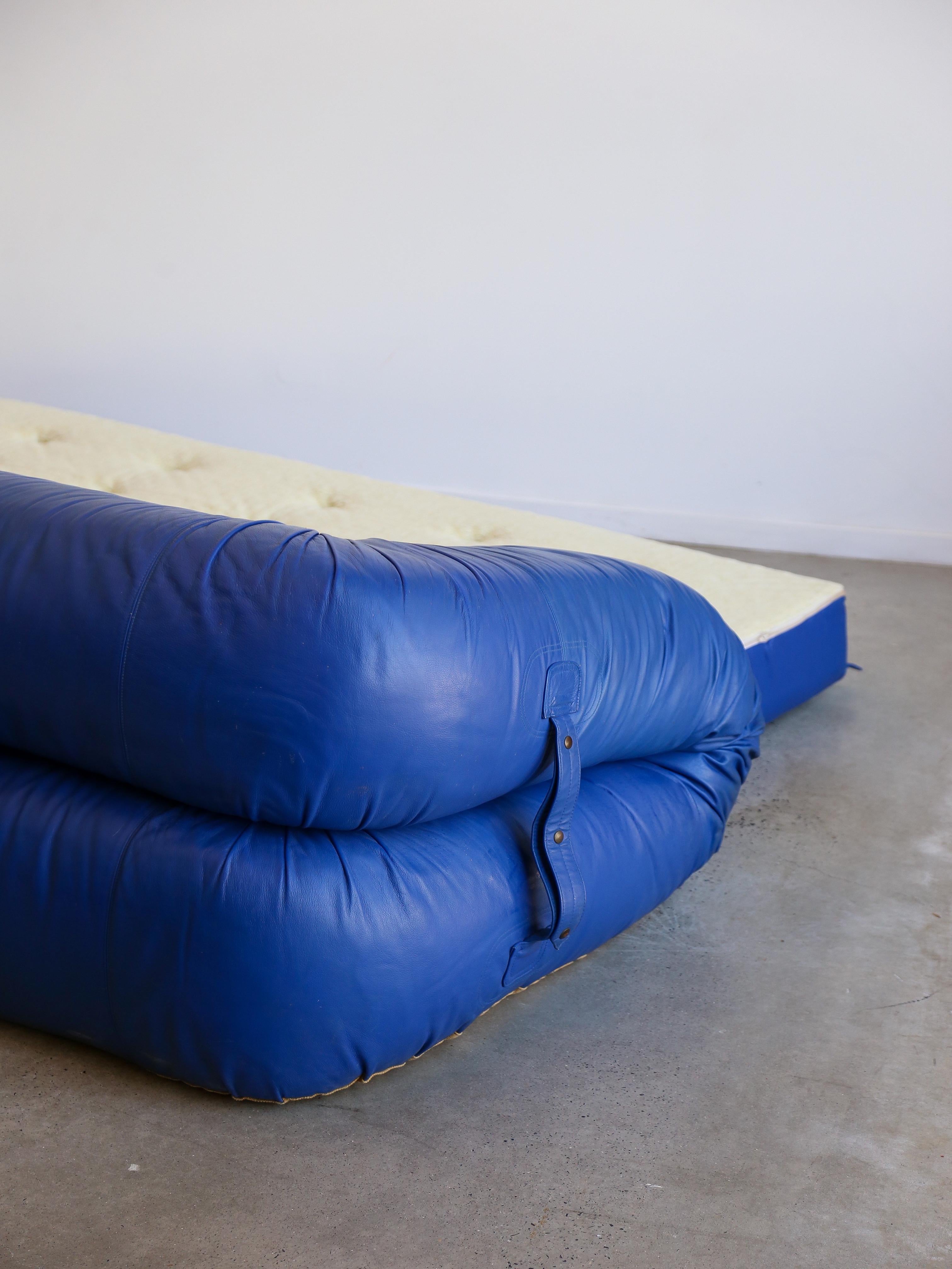 Sofa by Alessandro Becchi for Giovannetti Collezioni in Blue Leather For Sale 11