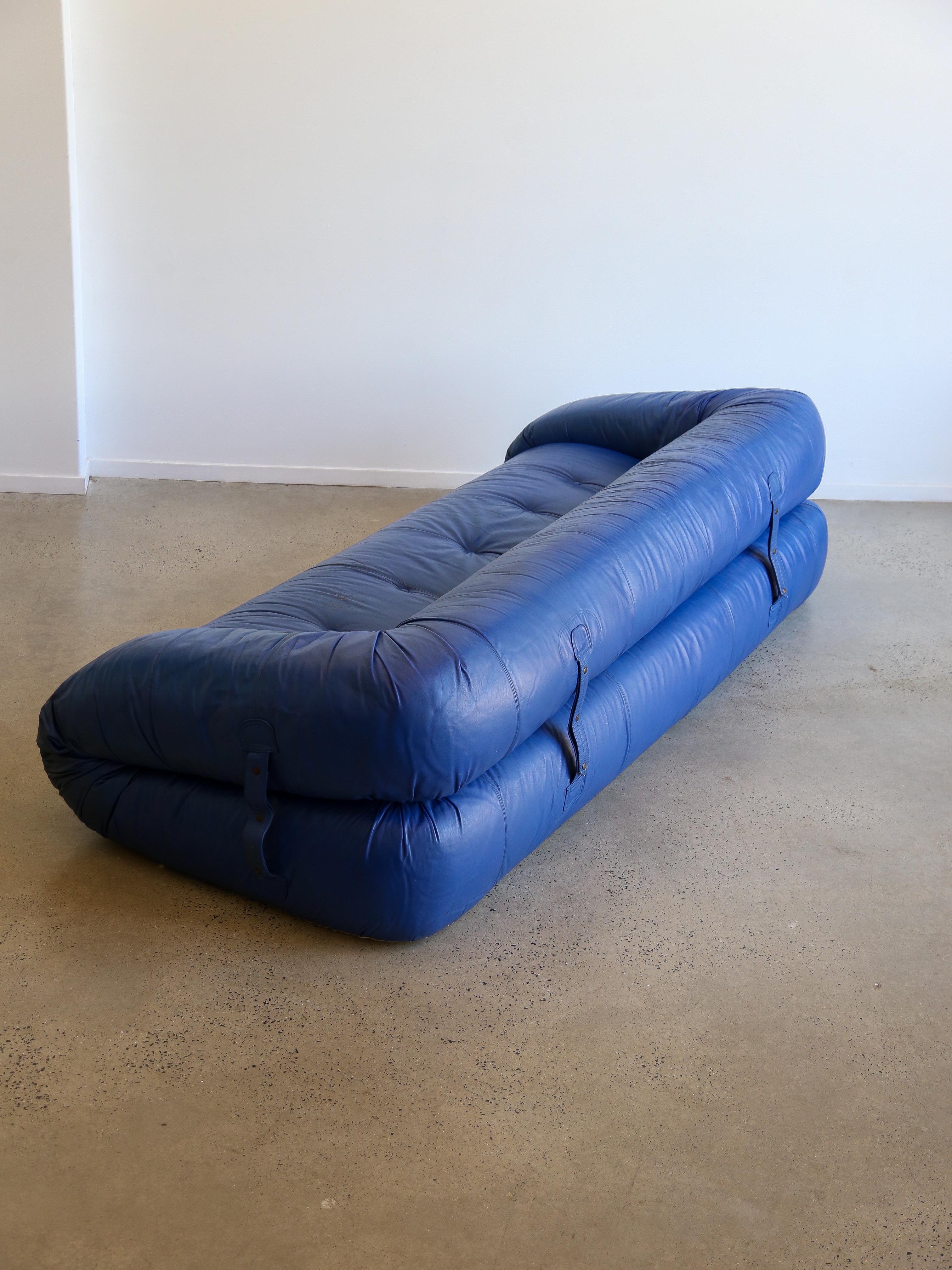Sofa by Alessandro Becchi for Giovannetti Collezioni in Blue Leather For Sale 12