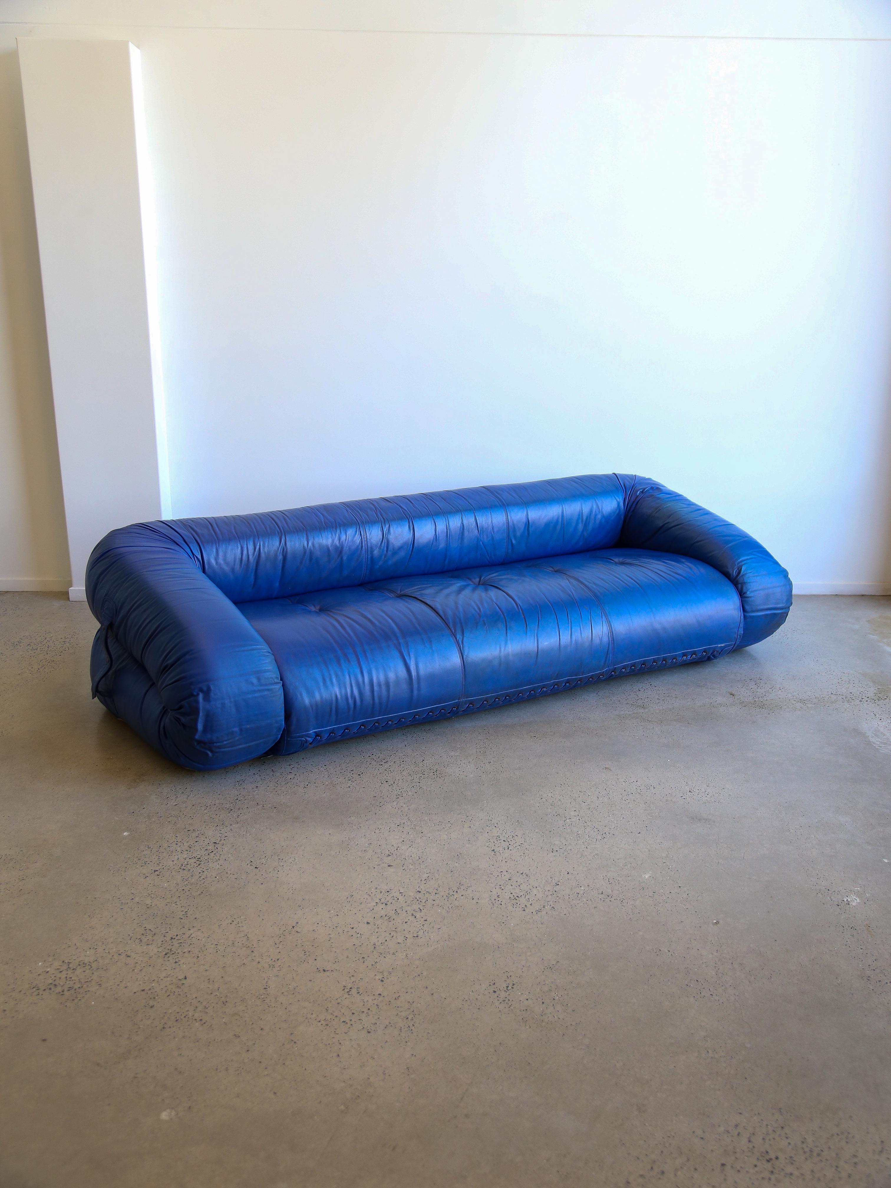 Mid-Century Modern Sofa by Alessandro Becchi for Giovannetti Collezioni in Blue Leather For Sale