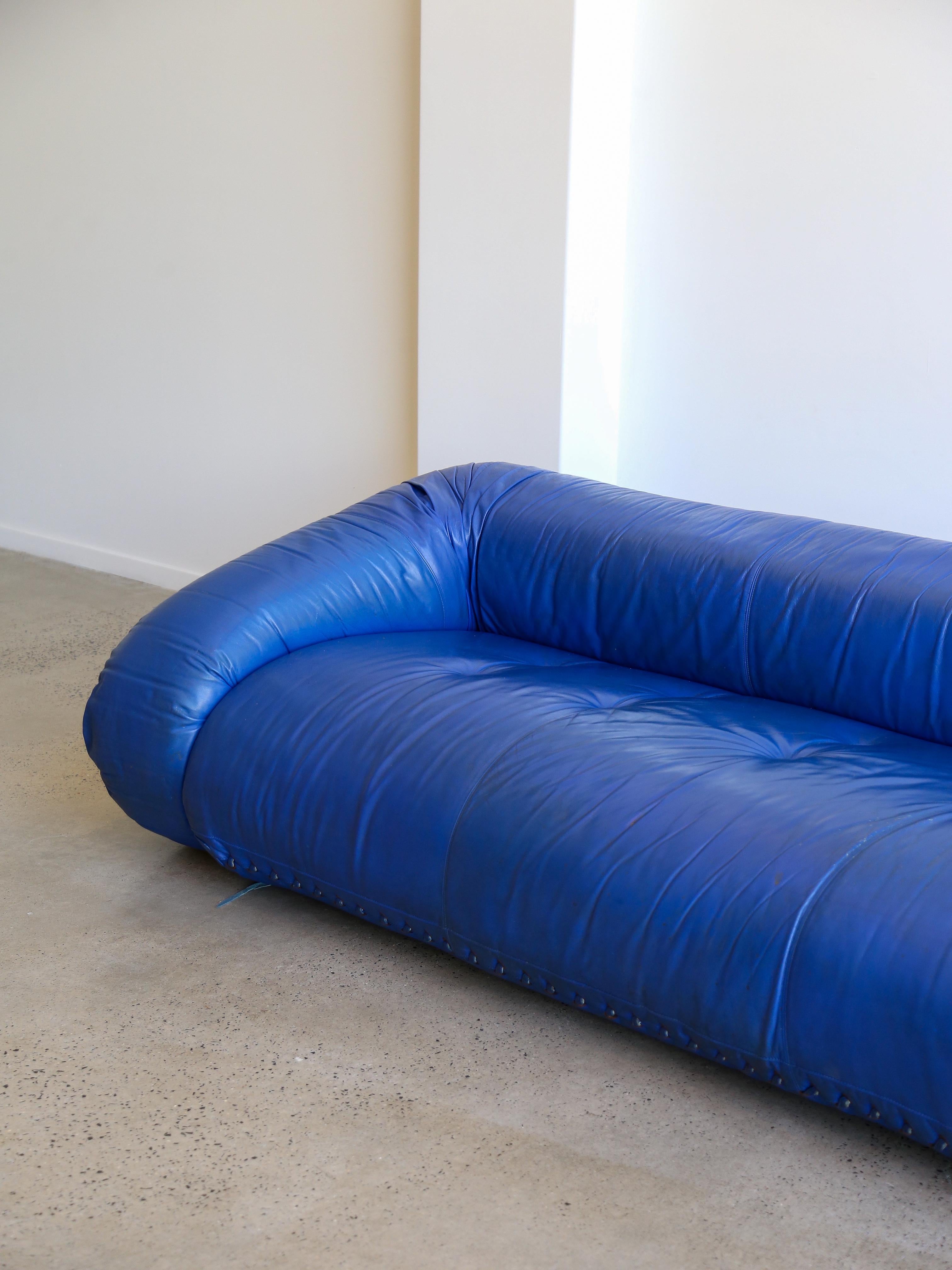 Sofa by Alessandro Becchi for Giovannetti Collezioni in Blue Leather In Good Condition For Sale In Byron Bay, NSW
