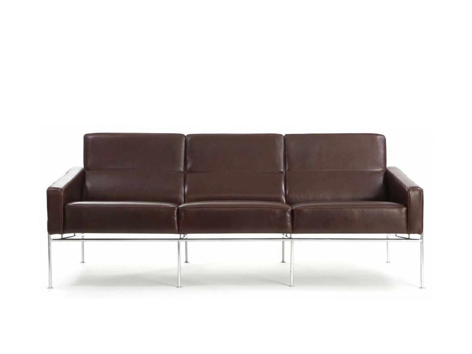 Very beautiful sofa designed by Arne Jacobsen for Fritz Hansen, in 1956 Denmark. The sofa comes with a great brown leather in an excellent condition.
Measures: 28.7 x 70.9 x 28.7 in.