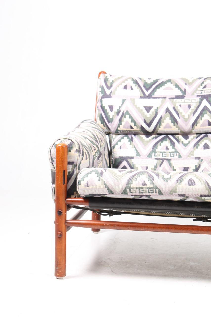 Superbe canapé deux places en hêtre, avec dossier et assise en cuir et confortables coussins tissés, conçu par Arne Norell pour Aneby. Fabriqué en Suède dans les années 1960. Le canapé est en parfait état d'origine.