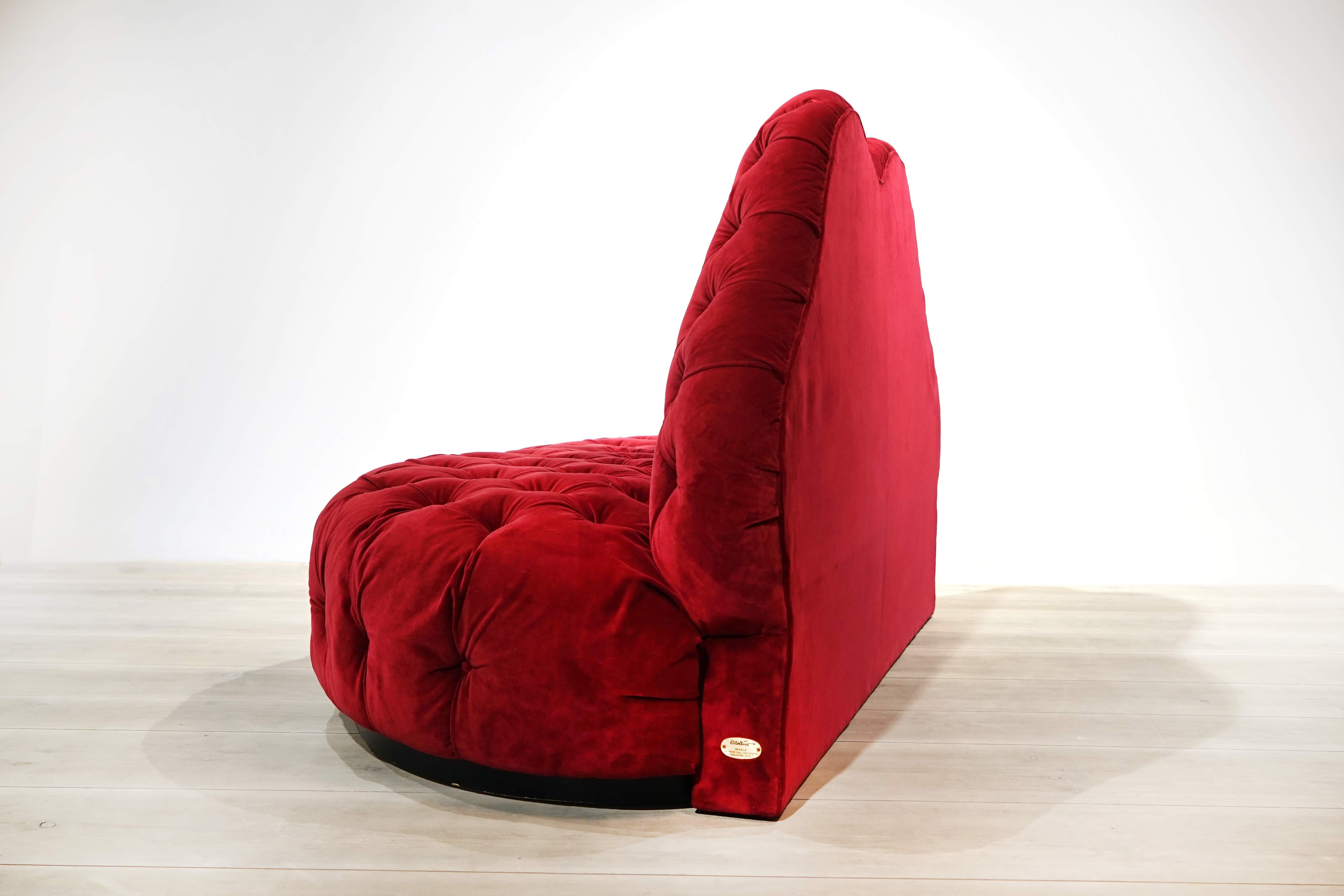Das von Carlo Mollino für das Haus Devalle entworfene Sofa wurde um 1985 in einer kleinen Auflage von der Galleria Colombari in Mailand hergestellt.