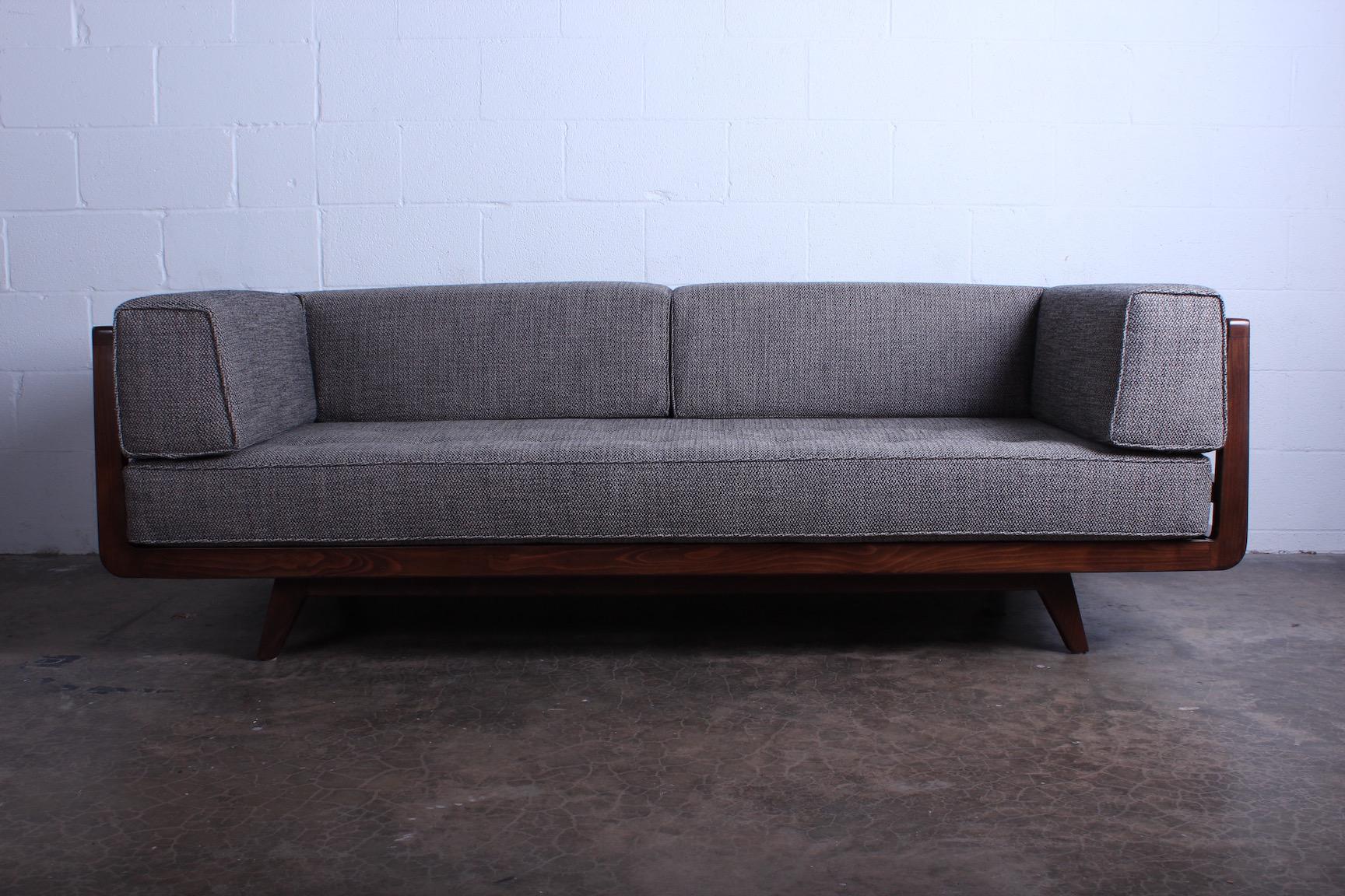 Ein seltenes Precedent Sofa / Daybed:: entworfen von Edward Wormey für Drexel.