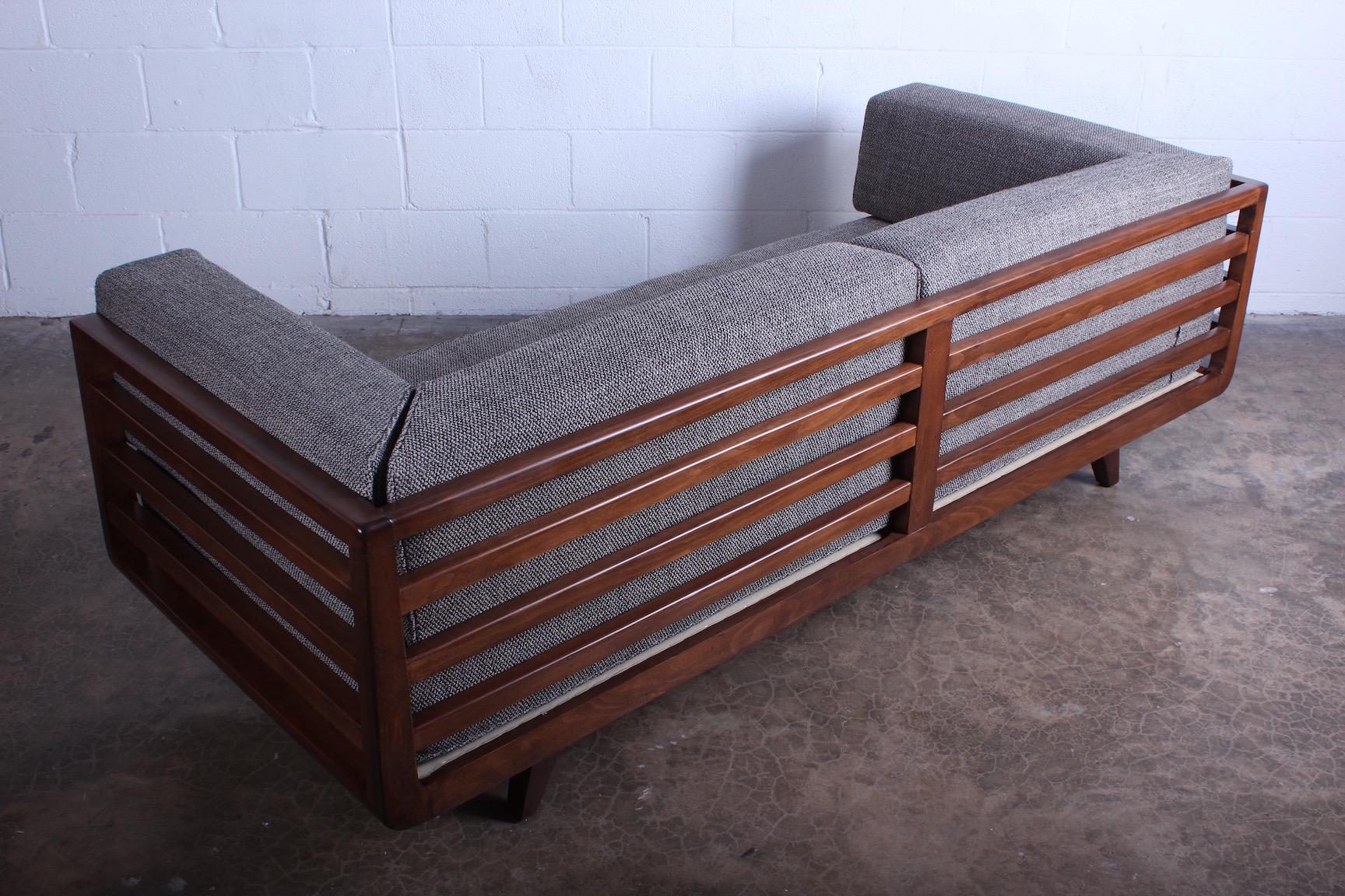 Sofa von Edward Wormley für Drexel (Walnuss)