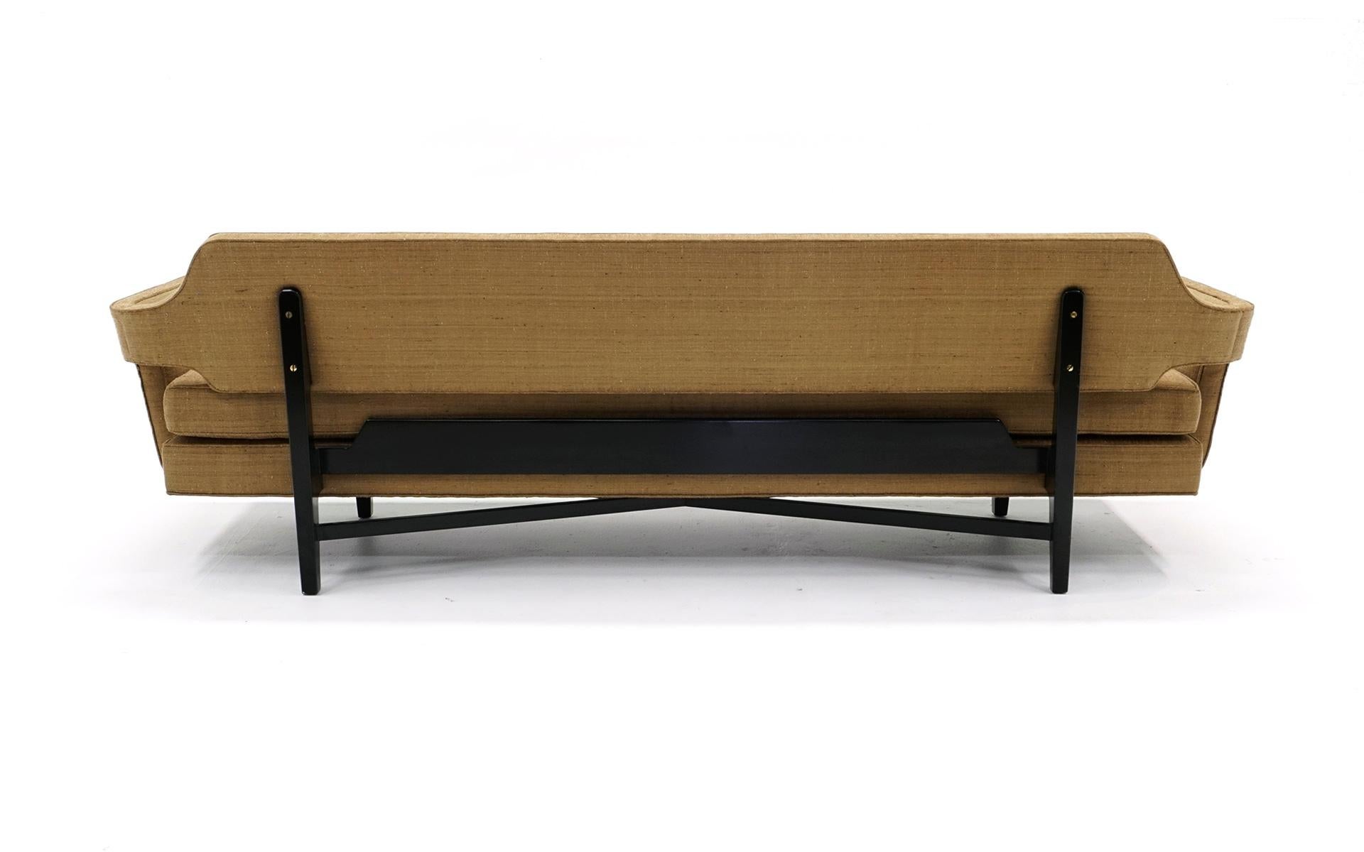 Sofa von Edward Wormley für Dunbar:: wunderschöner Originalzustand:: hellbrauner Seidenstoff (Mitte des 20. Jahrhunderts) im Angebot