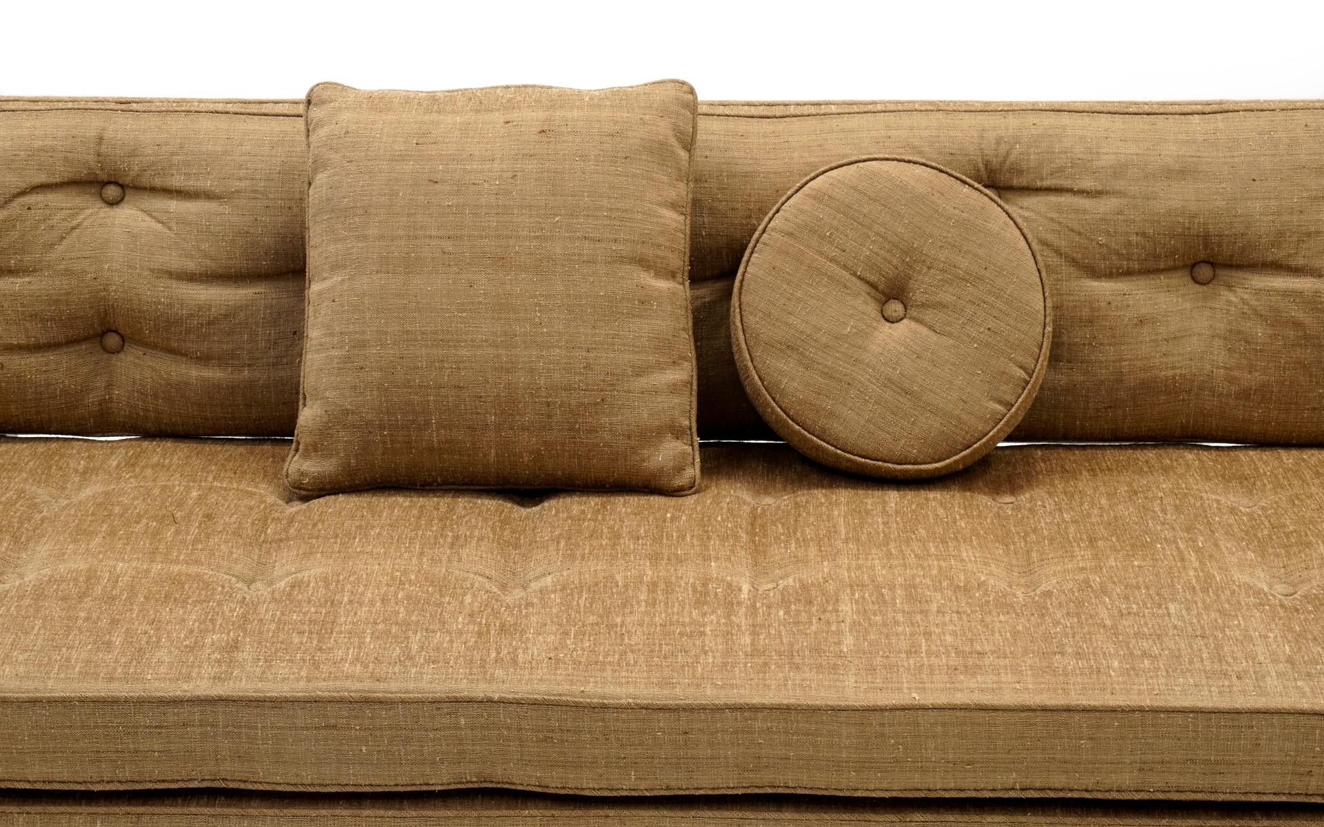 Sofa von Edward Wormley für Dunbar:: wunderschöner Originalzustand:: hellbrauner Seidenstoff im Angebot 1