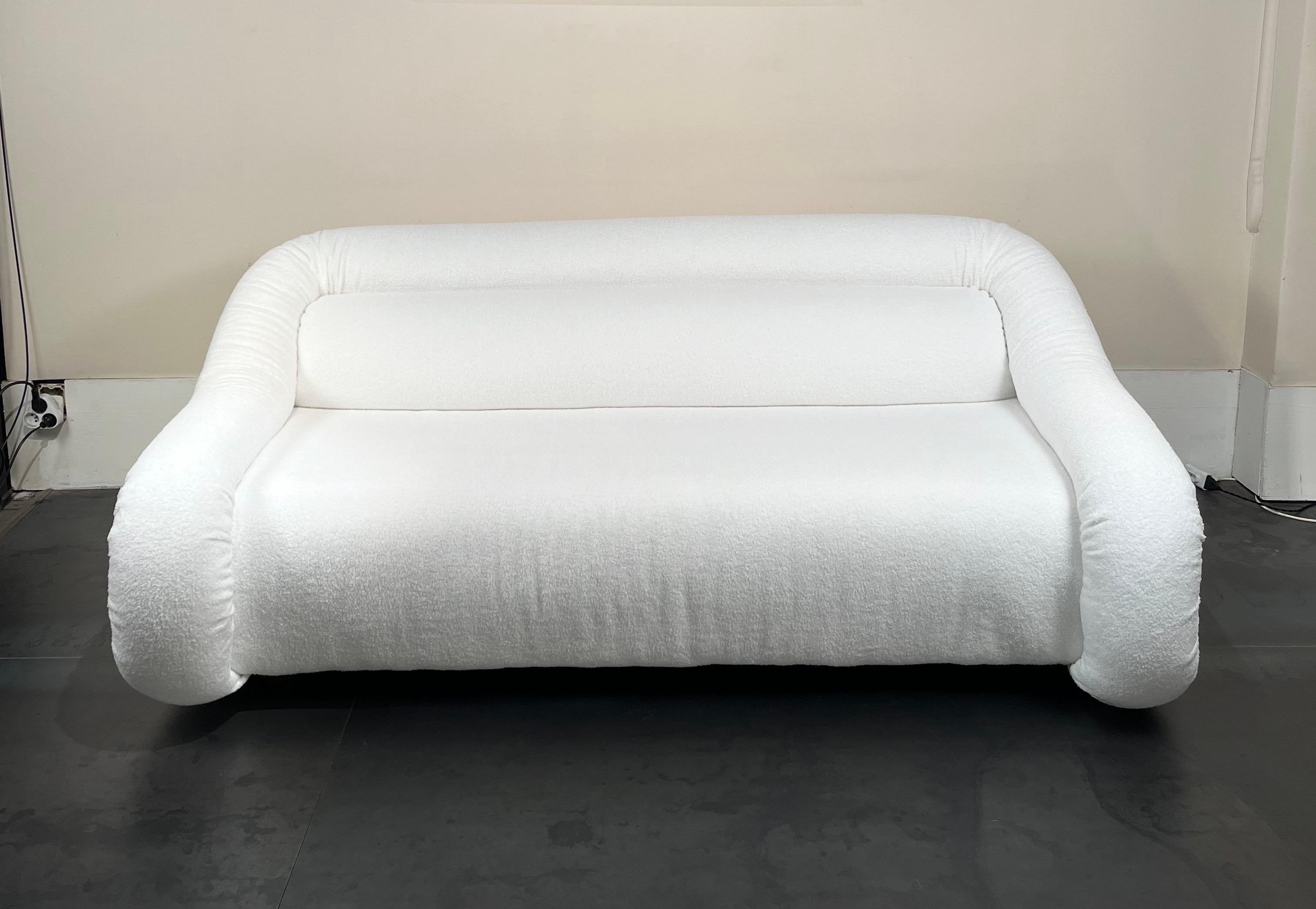 Canapé très rare d'Emilio Guarnacci, Italie circa 1969.
Rembourré avec de la laine blanche bouclée.
Parfait état.
Le canapé semble flotter car les pieds ne sont pas visibles.
Très décoratif et très confortable.