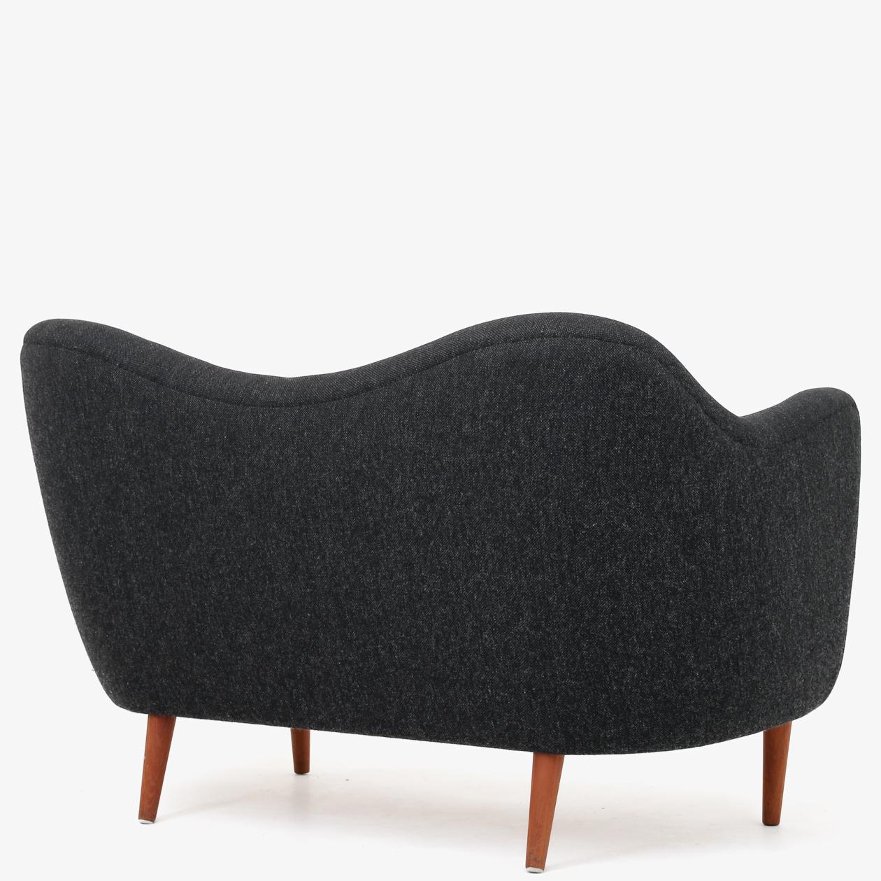 FJ 4600 - Organic sofa upholstered in Hallingdal 65 wool (colour 180) with legs in teak. Finn Juhl / One collection