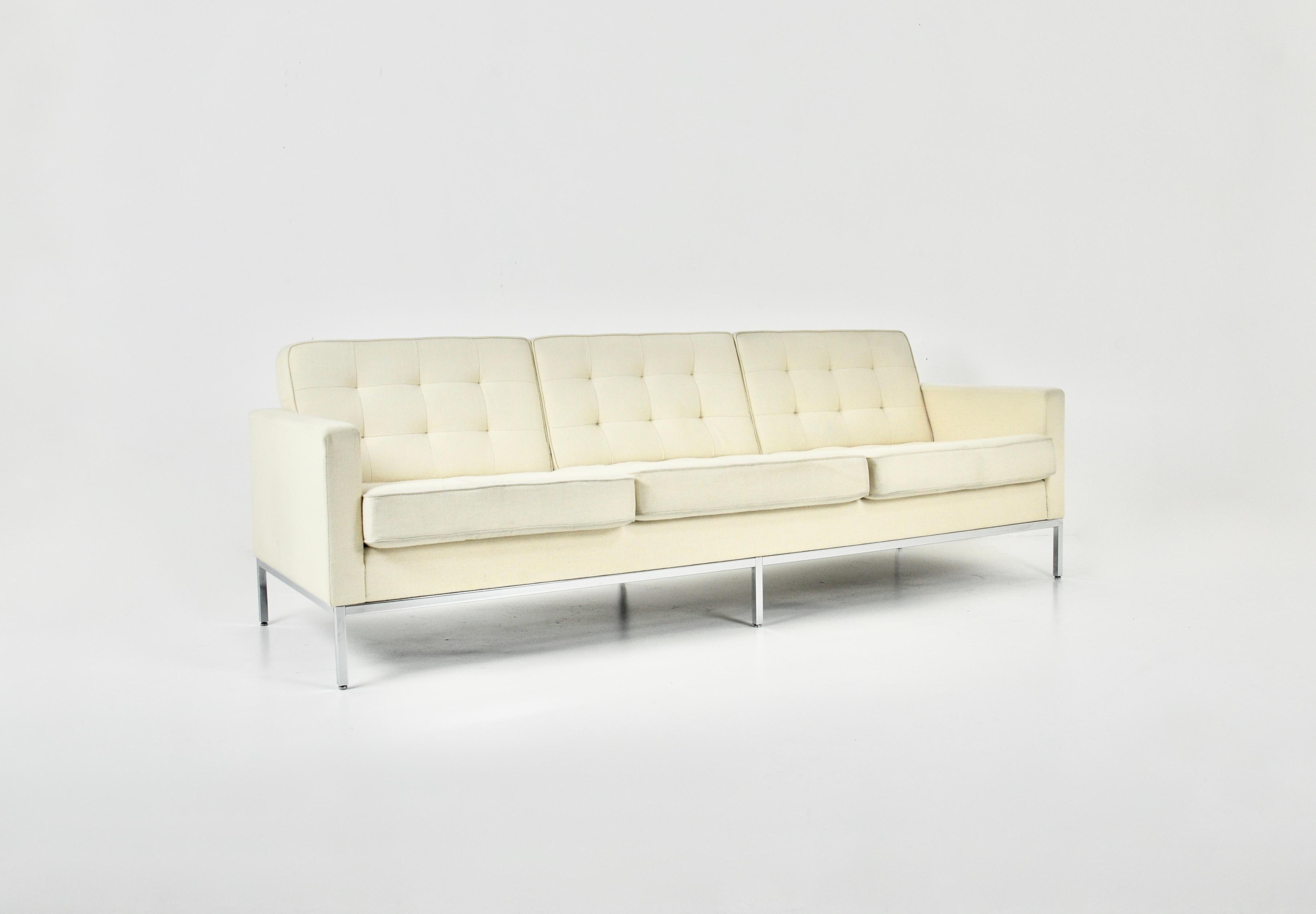 Creamy white fabric sofa. Stamped Knoll on one leg. Seat height: 46 cm. Wear due to time and age.

