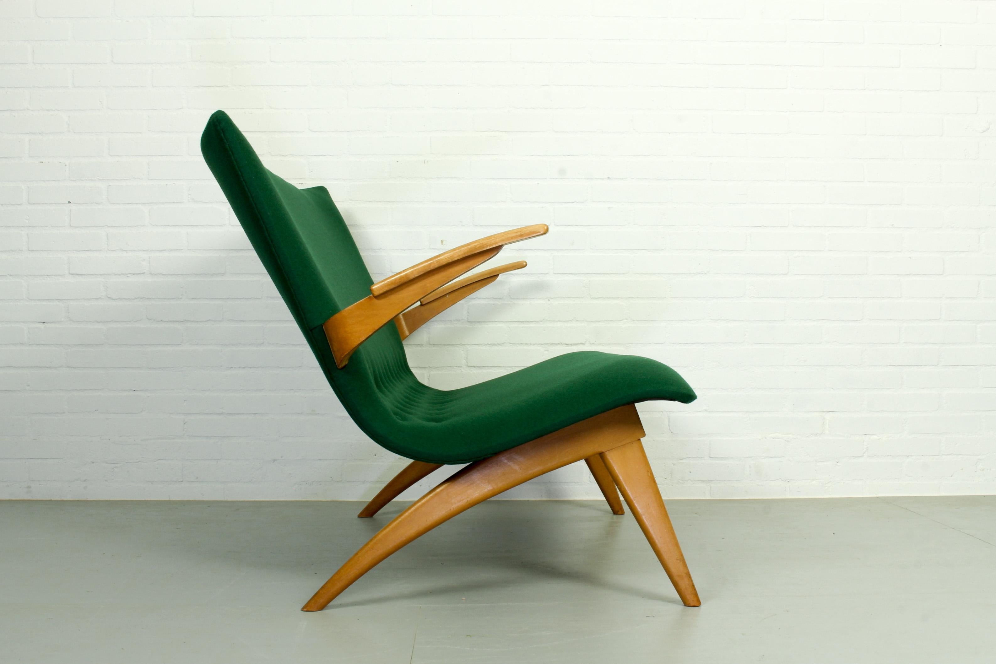 Ein seltenes und formschönes Loungesofa von van Os Culemborg aus den Niederlanden. Entworfen von G. van Os in den 1950er Jahren. Dieses Sofa hat schön geformte Armlehnen und einen schön geschwungenen Rahmen. Das Sofa hat neuen Schaumstoff und neuen