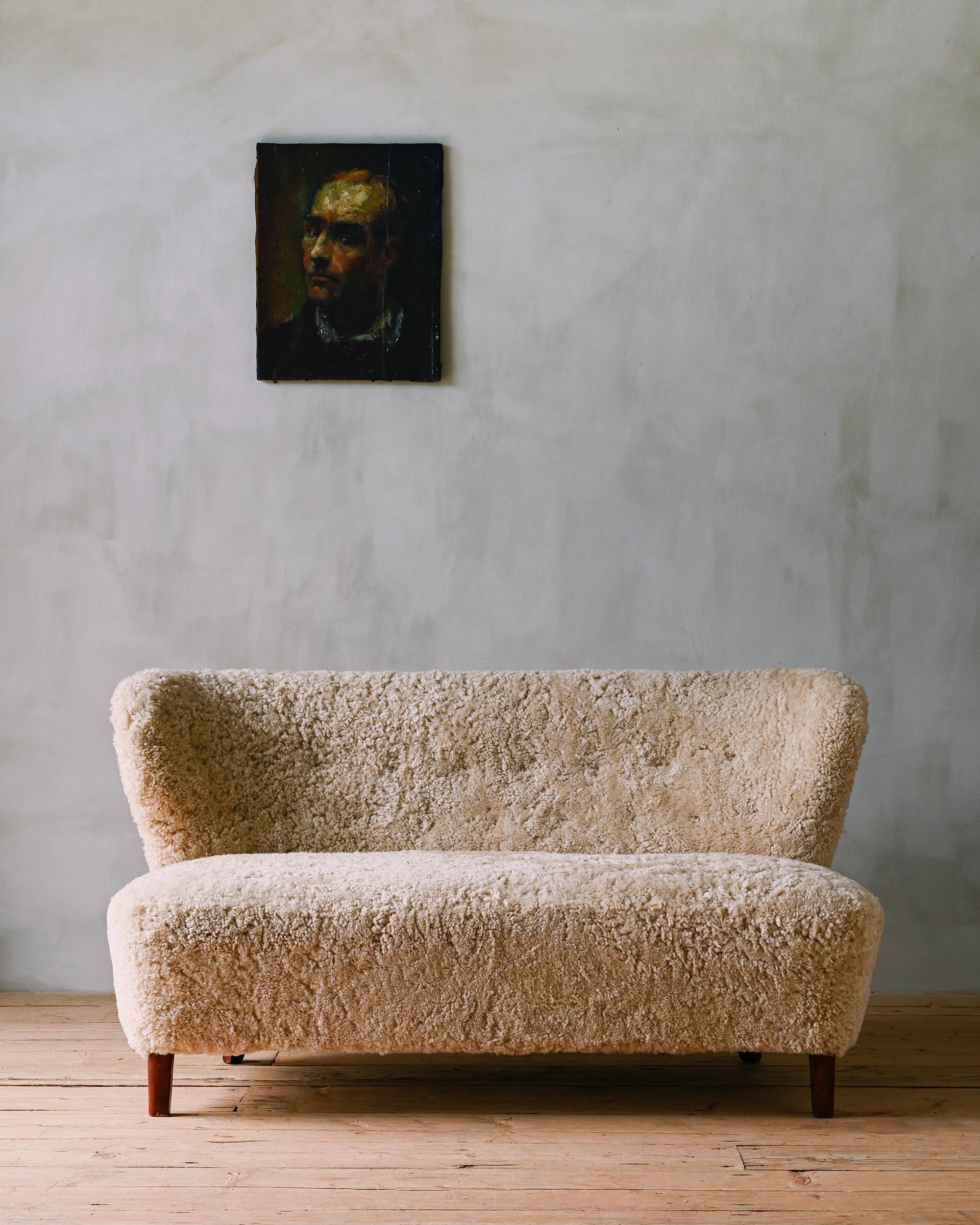 Canapé raffiné du designer suédois Gösta Jonsson, recouvert de peau de mouton. Vers 1940, produit à Jönköping, Suède.

Gösta Jonsson (1902-1958) était un designer de meubles et un architecte suédois. Il est né à Skåne, en Suède, et a étudié